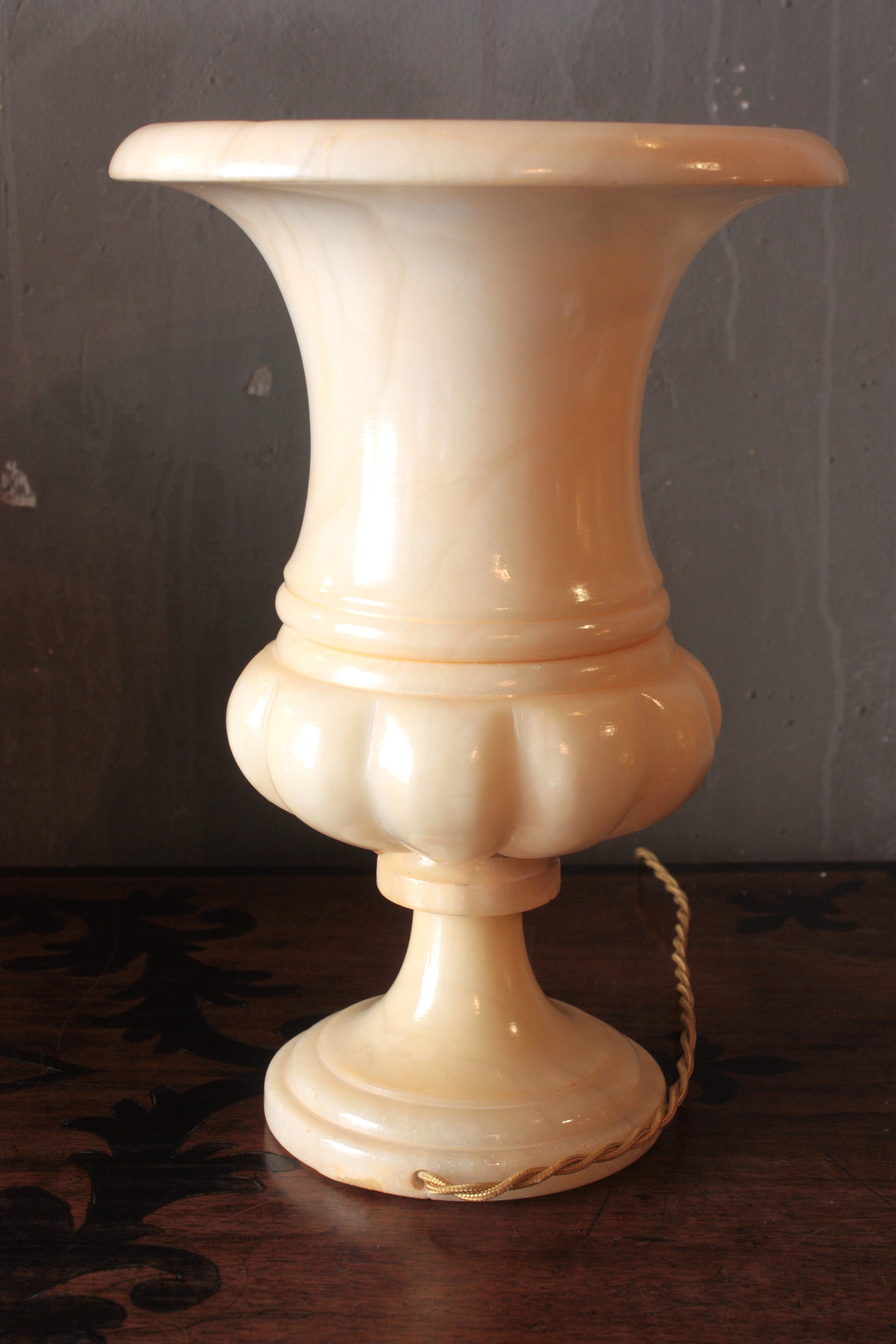Neoclassical Carved Alabaster Urn Lamp For Sale 7