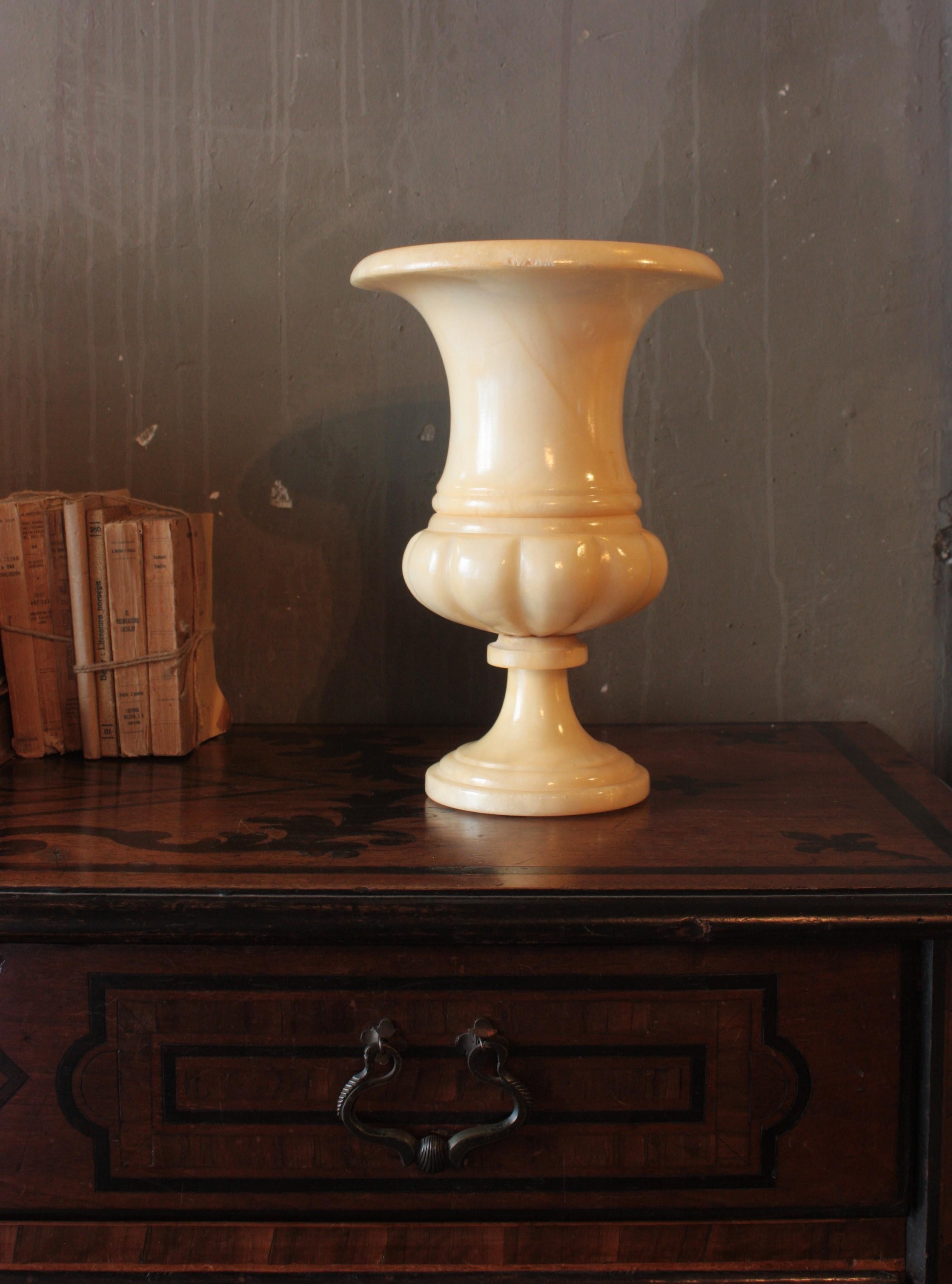 Alabaster urn lamp with neoclassical design. Spain, 1930s-1940s
This turned alabaster urn lamp with classical design has carved details on the bottom part. It has a nice color and patina providing a charming light when lit.
These 'uplighter' urn