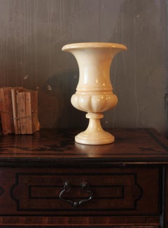 Lampada ad urna in alabastro intagliato neoclassica