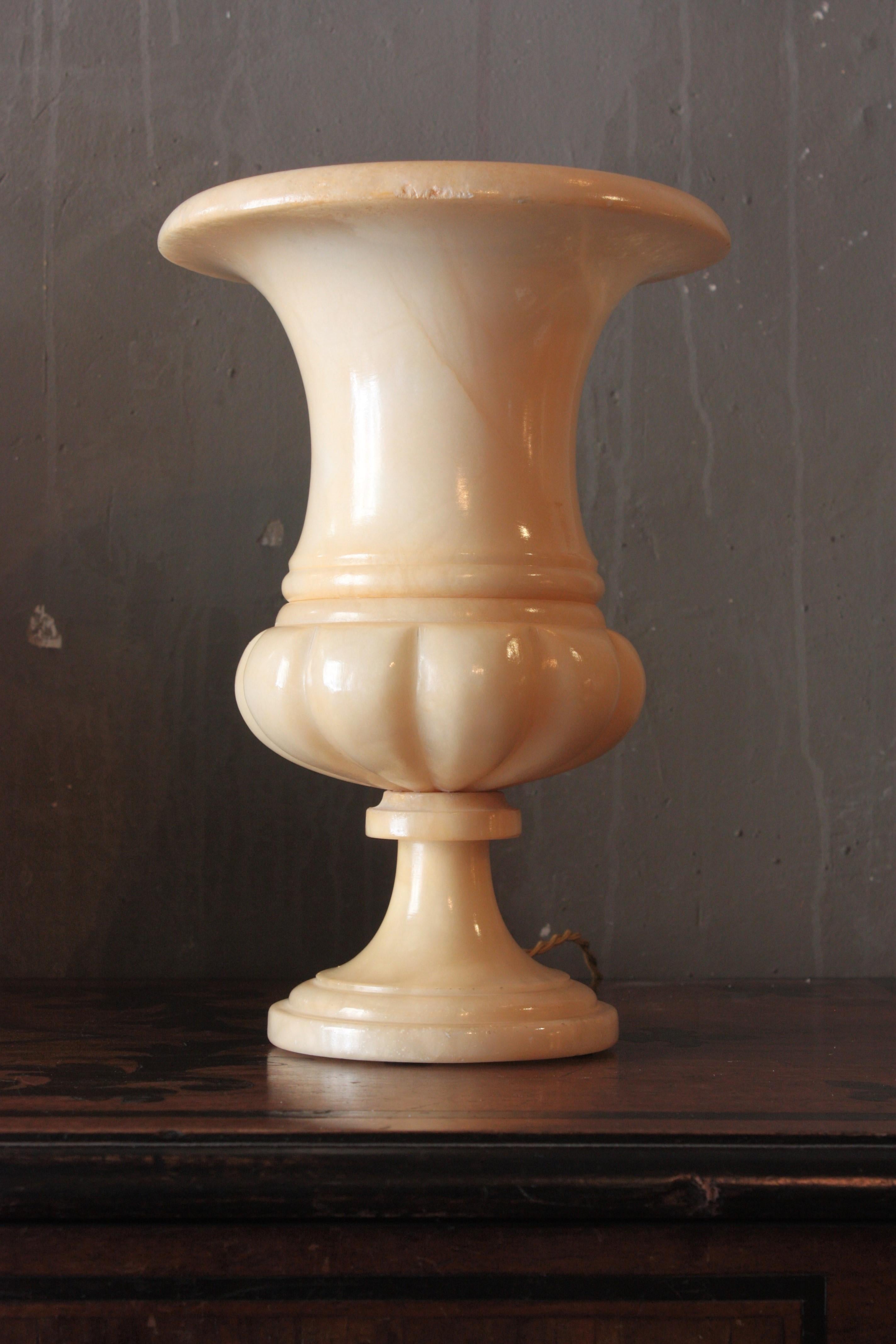 Neoclassical Carved Alabaster Urn Lamp In Good Condition For Sale In Barcelona, ES