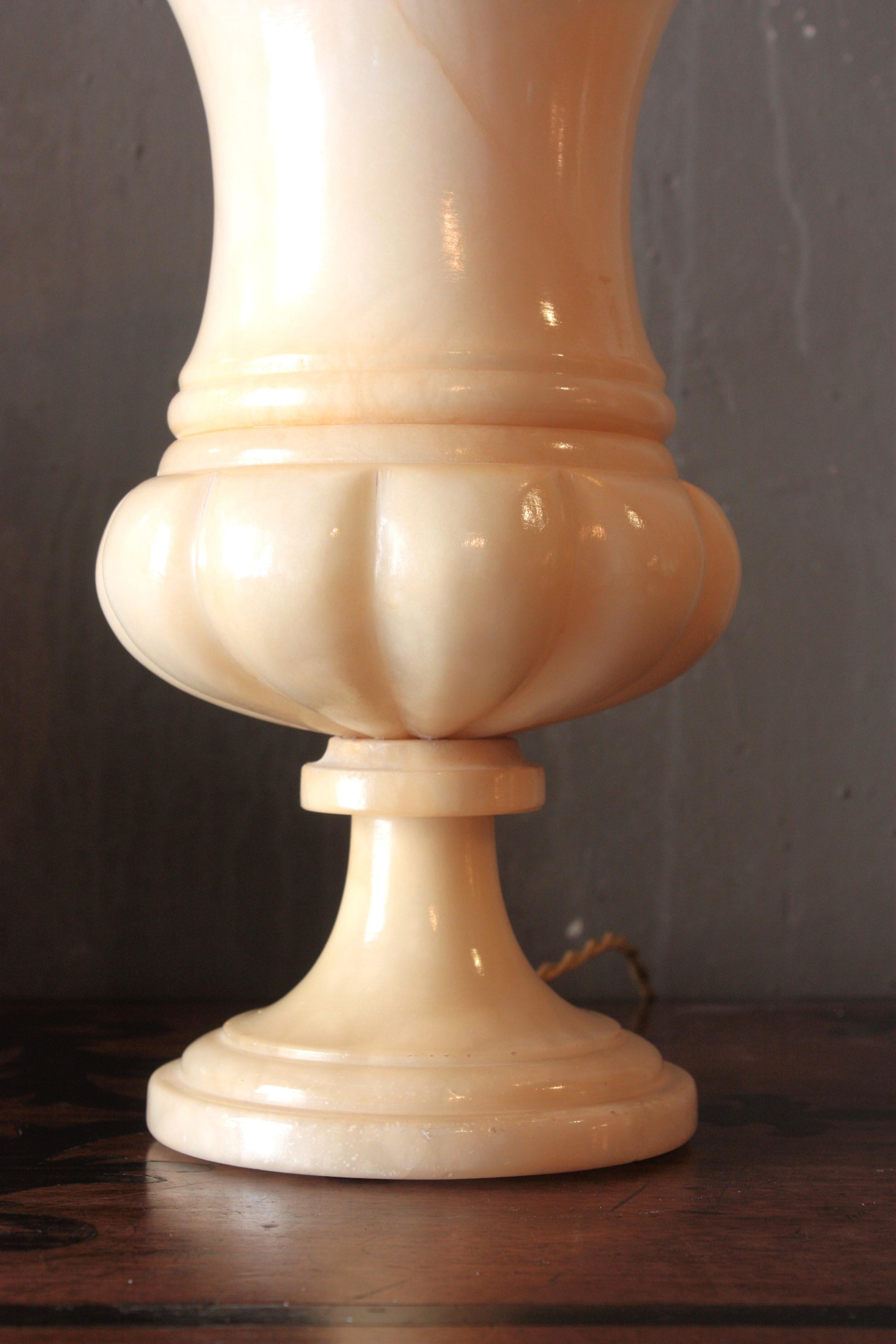 Neoclassical Carved Alabaster Urn Lamp For Sale 2