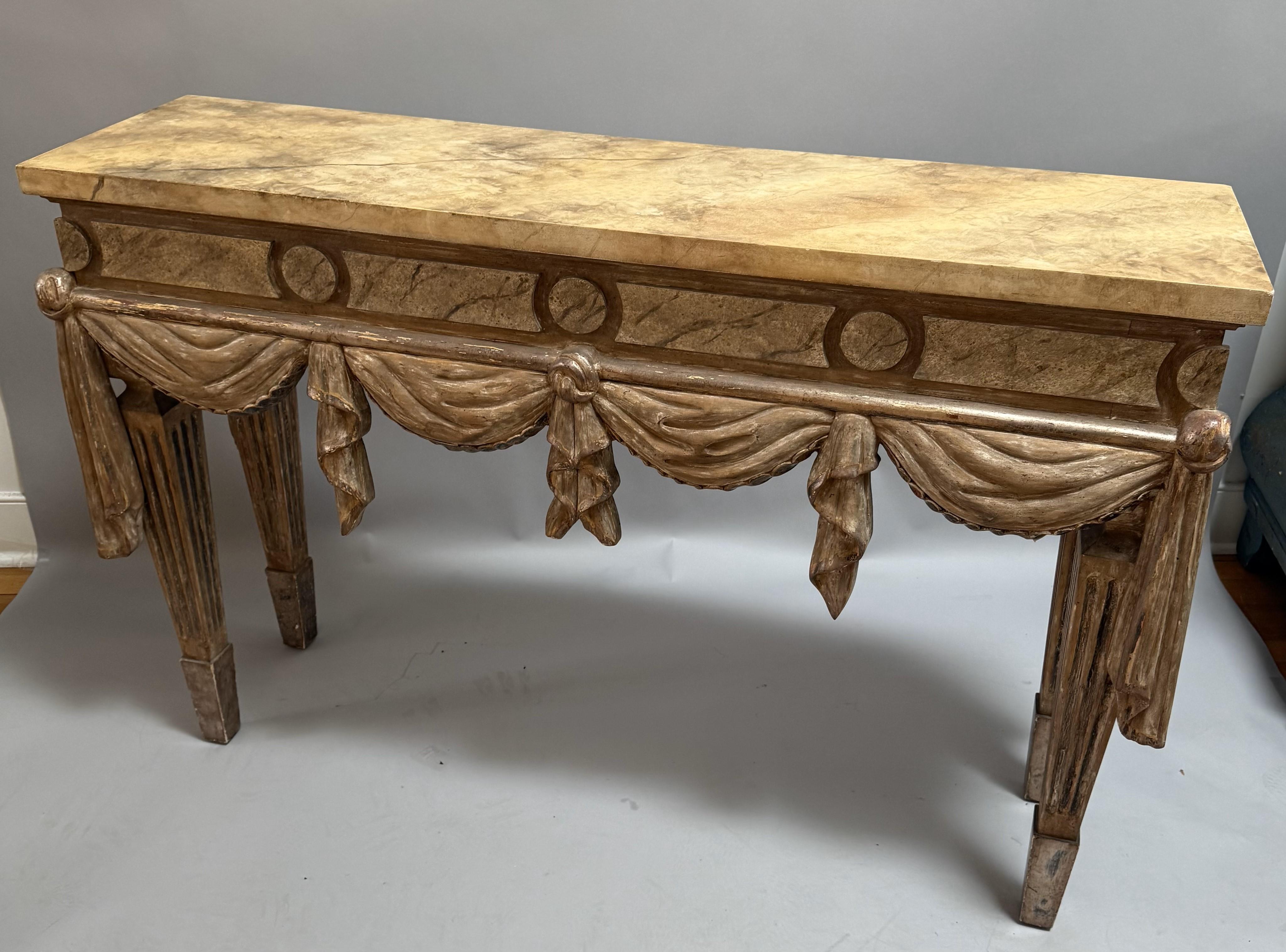 Consola italiana neoclásica tallada y pintada Italiano en venta