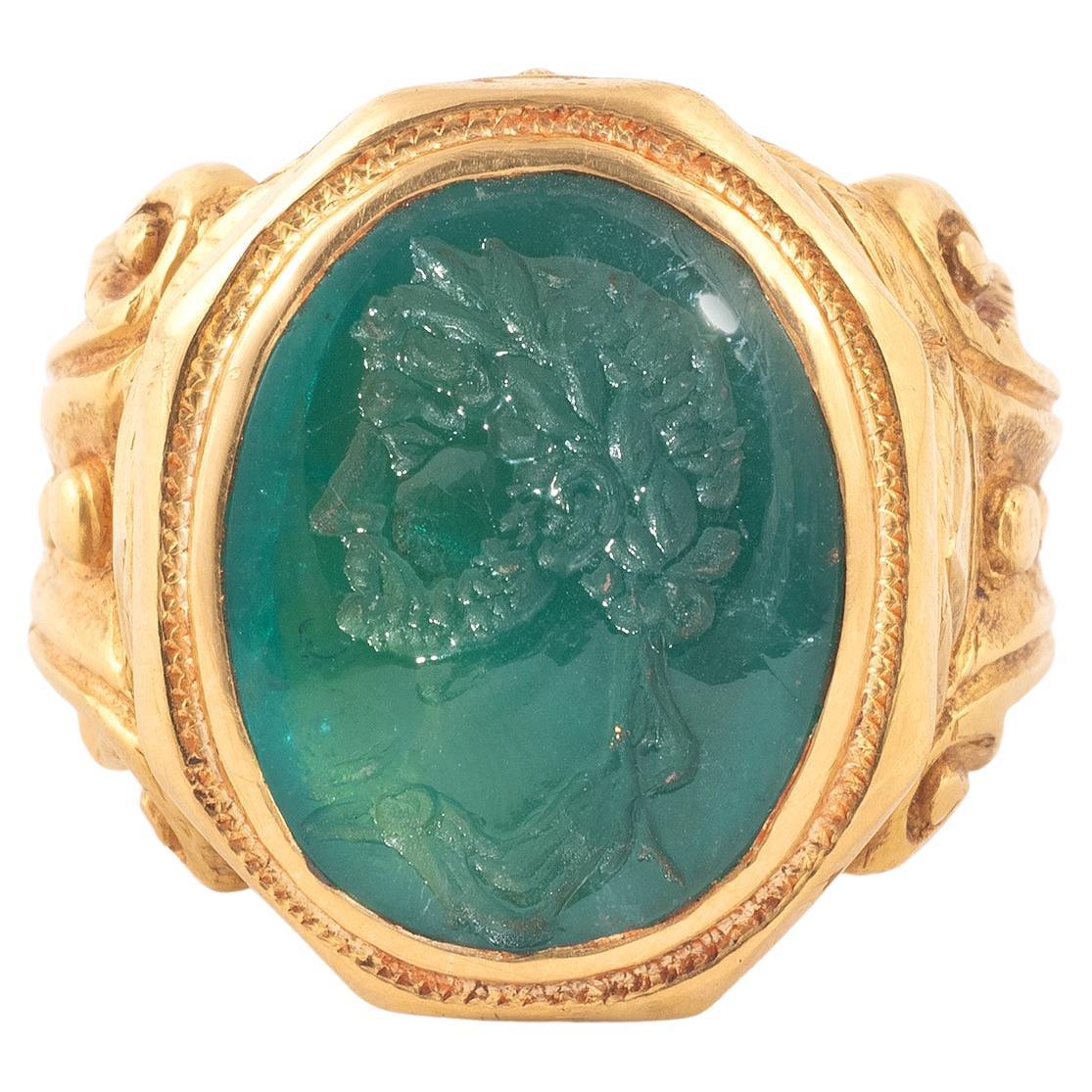 Neoclassical Carved Emerald Intaglio Ring In Excellent Condition In Firenze, IT