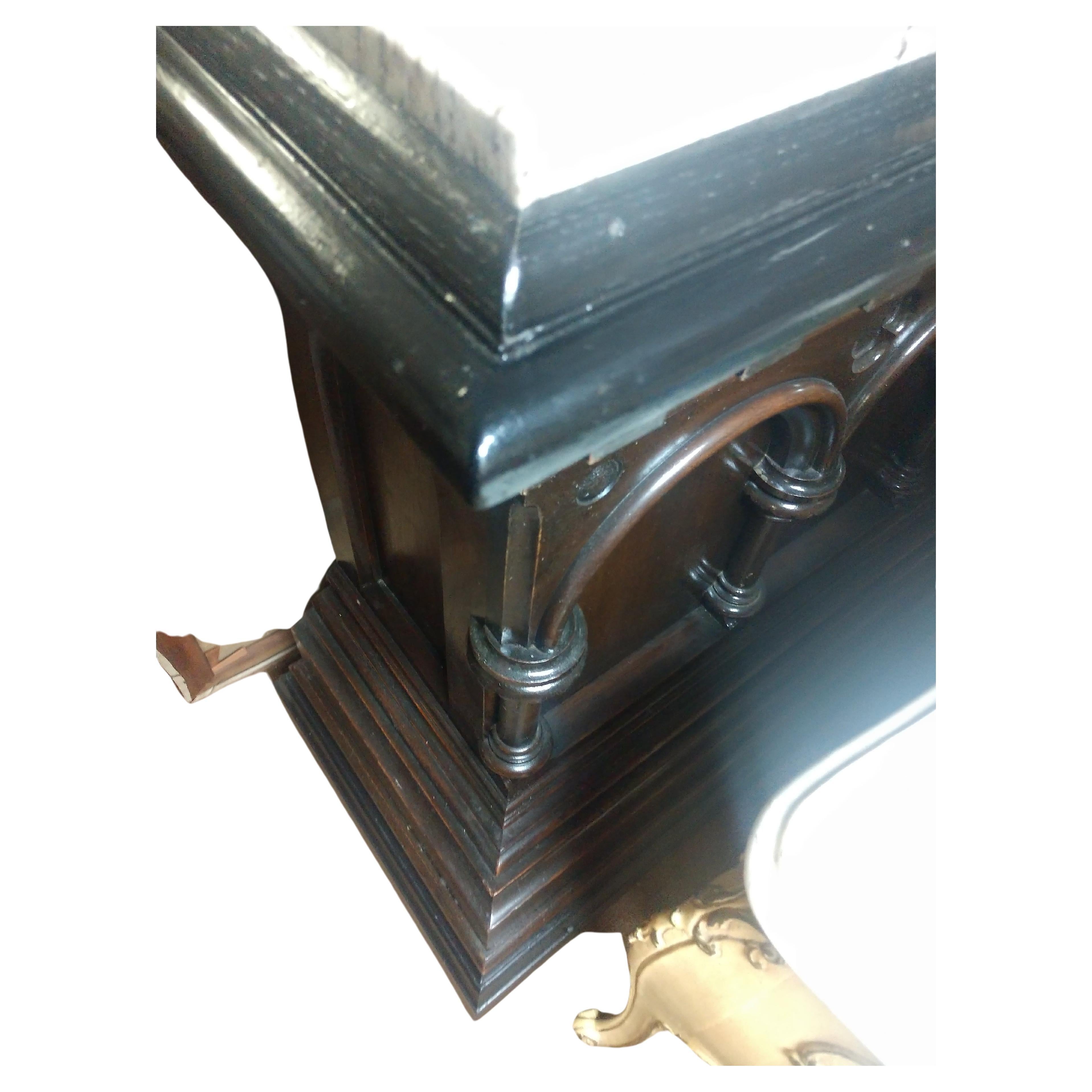Precioso bar seco de roble gótico con mostrador de mármol. Arcos góticos sostenidos por columnas, molduras dentiladas rodeando la parte superior, mientras que la base tiene sus grandes molduras escalonadas. Tres estantes para albergar las mercancías