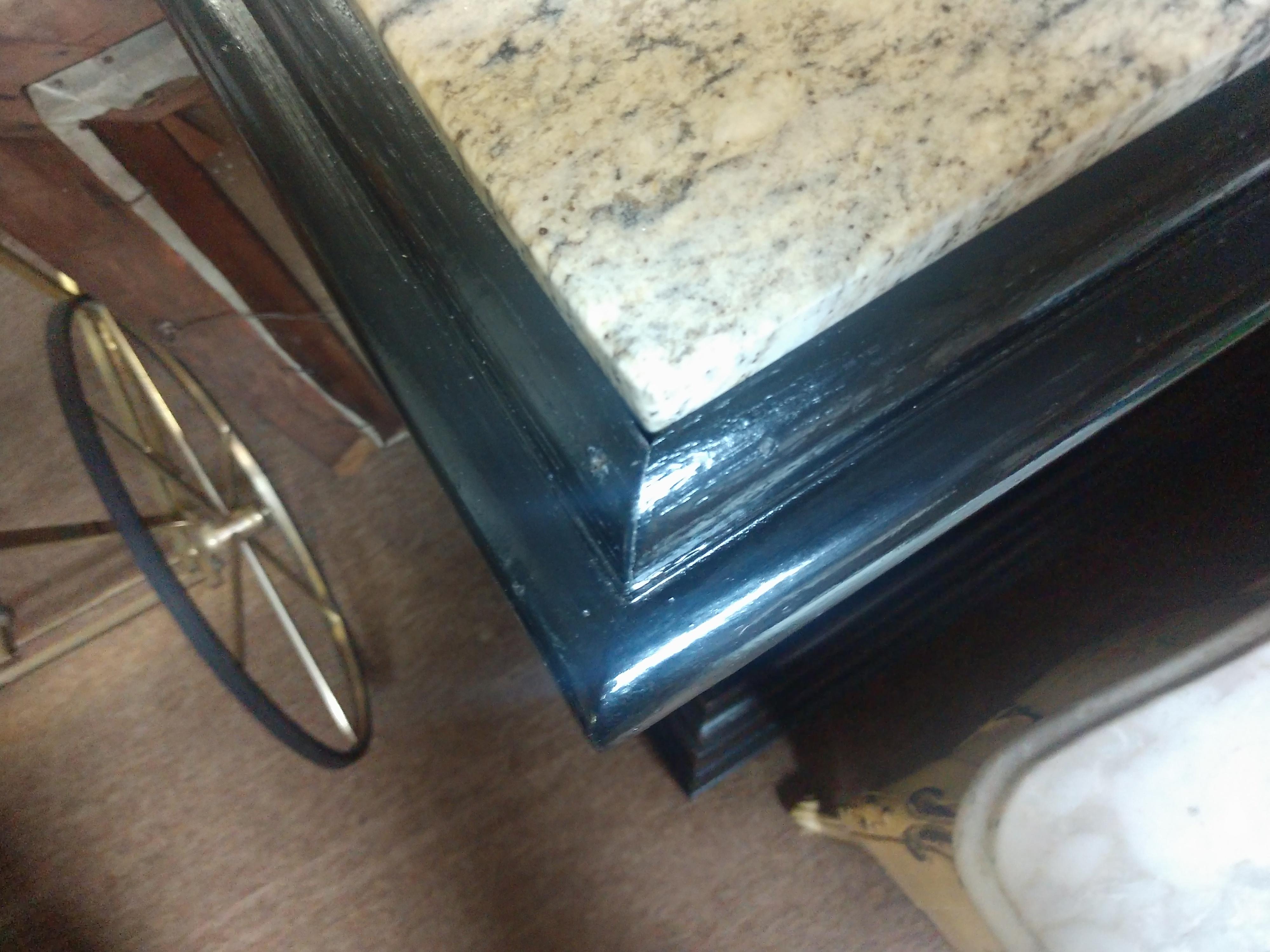 Marbre Bar néoclassique en chêne sculpté de style gothique avec plateau en marbre en vente