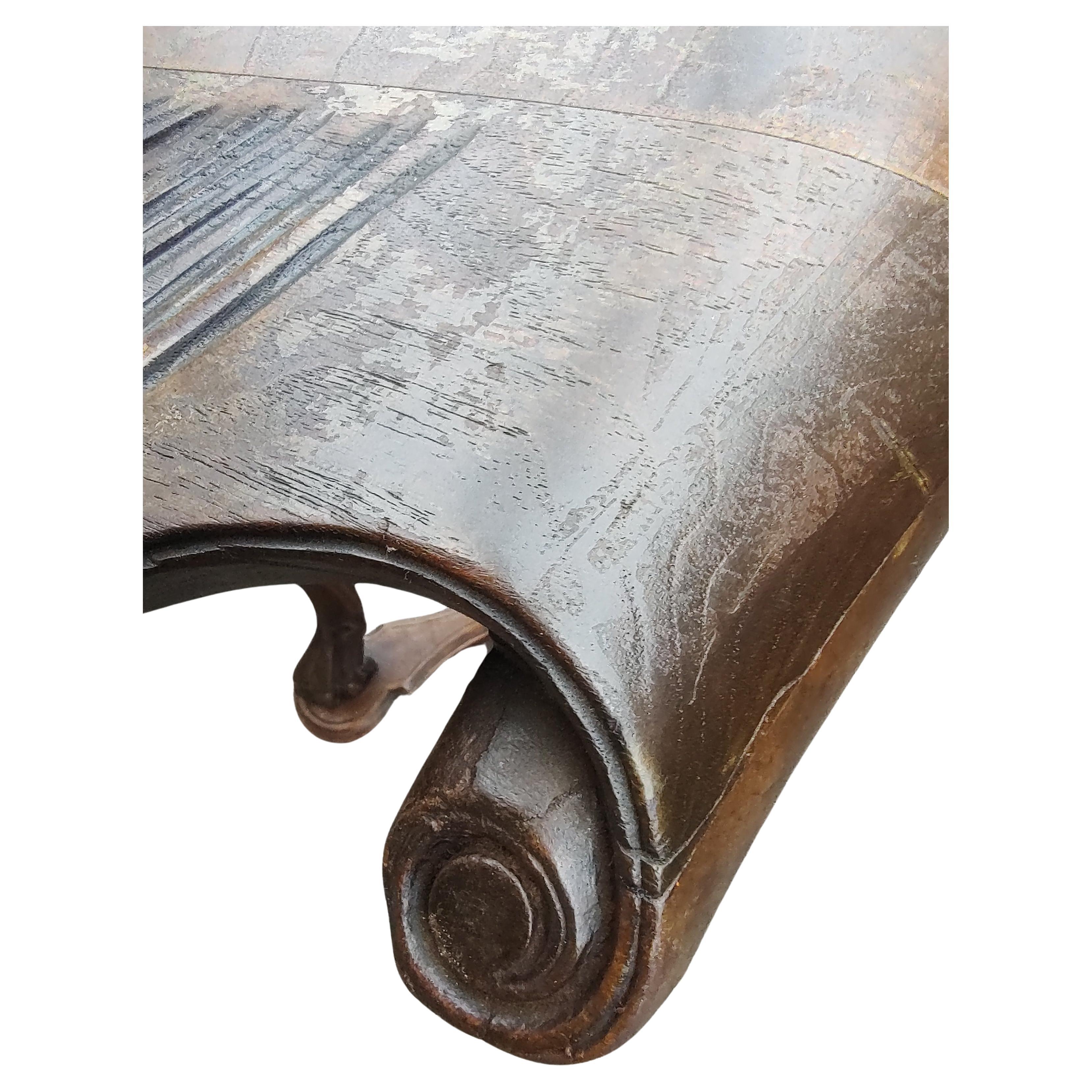 Très élevé  Tabouret pivotant en noyer sculpté avec un motif de coquille et une base tripode. Pieds cabriolets avec pattes. En excellent état de restauration avec une usure minimale due à l'âge et à l'utilisation. 
