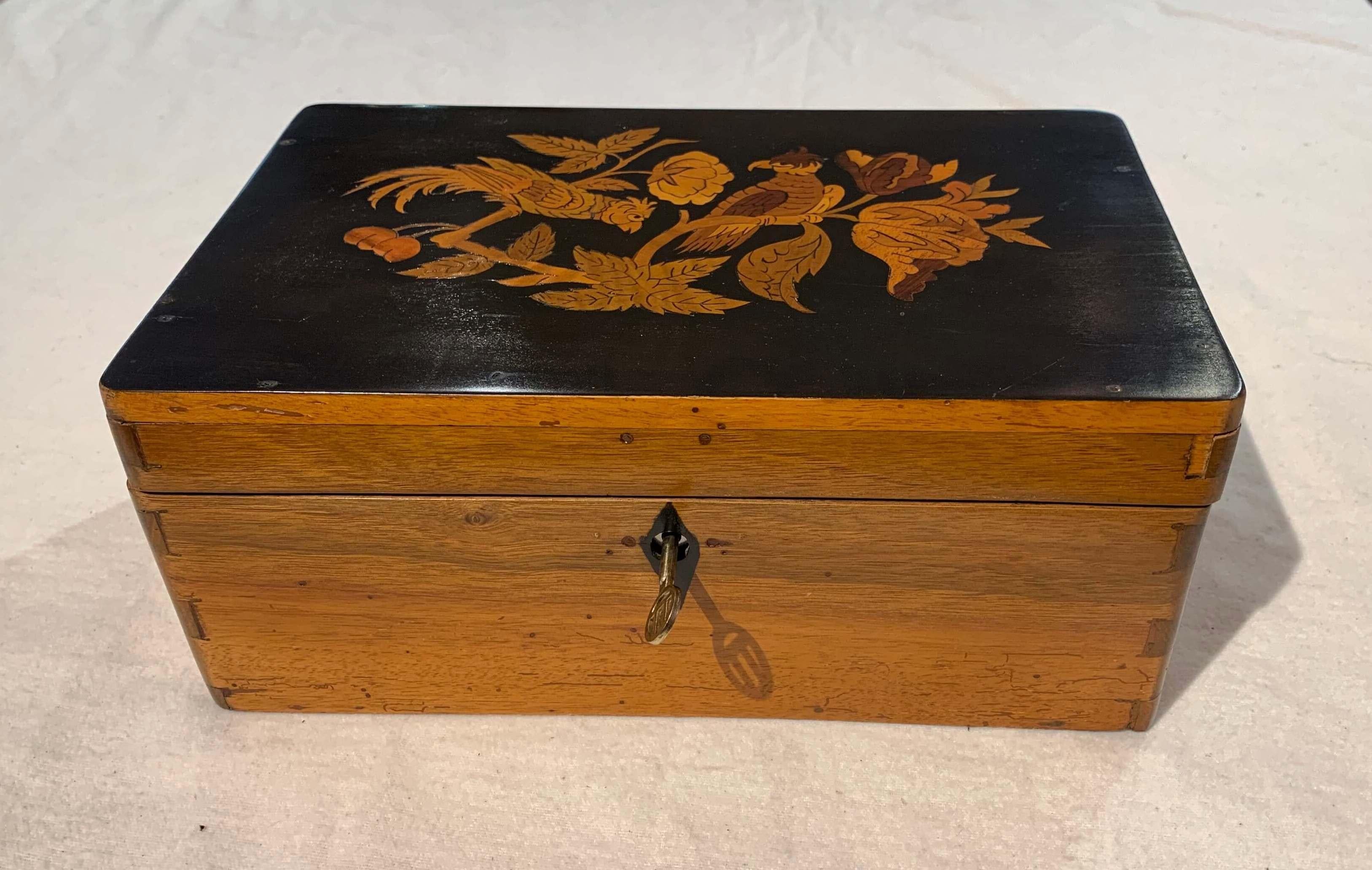 Wonderful Neoclassical late Biedermeier decorative Box from South Germany about 1840.

Ebony top, inlayed with green-red-yellow colored wood (2 Birds on a limb)
Walnut solid wood at the sides with regular wood connection (mortise and tenon).