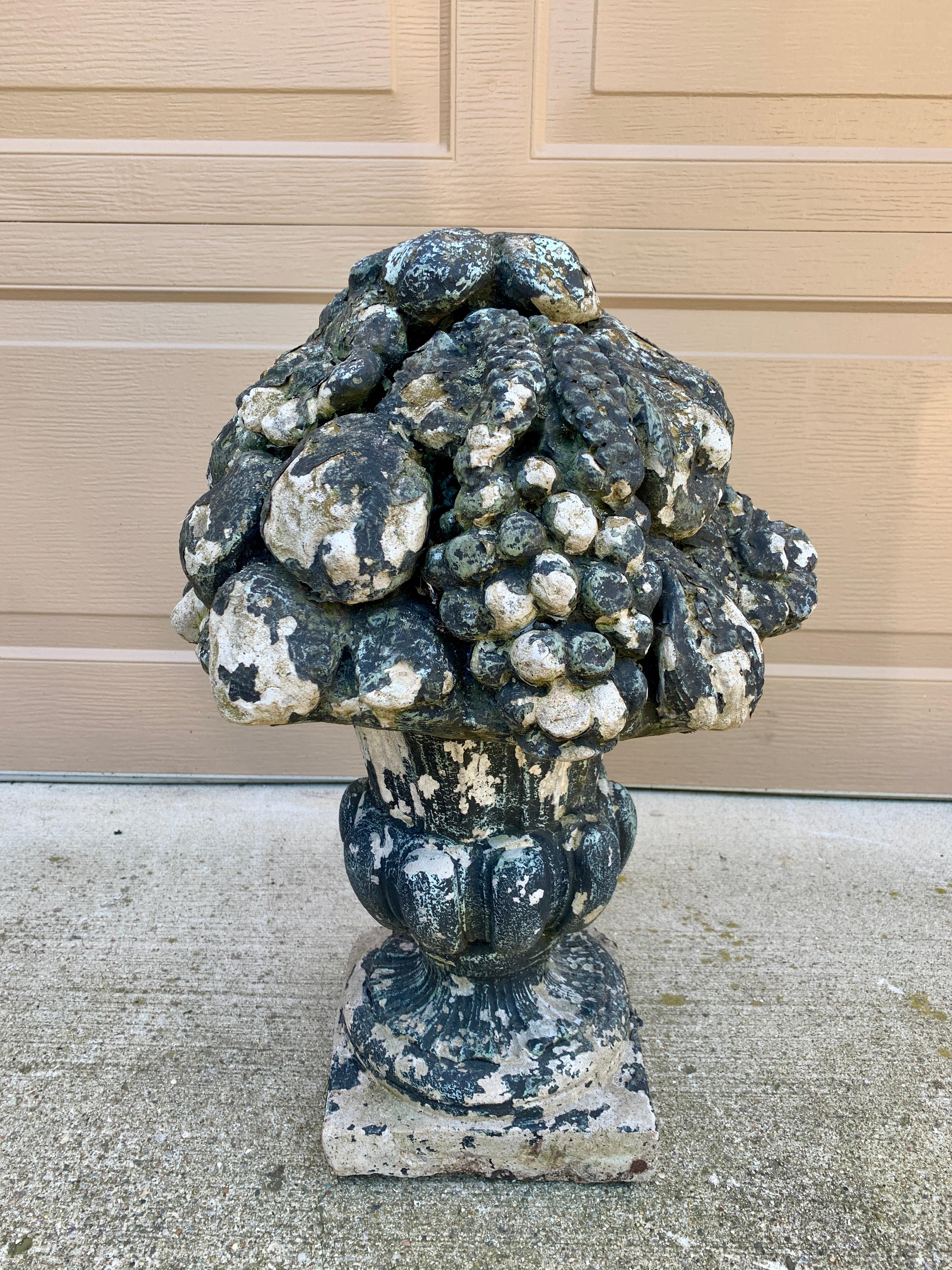 Estatua neoclásica de jardín rellena de fruta con urna topiaria de piedra fundida en venta 3