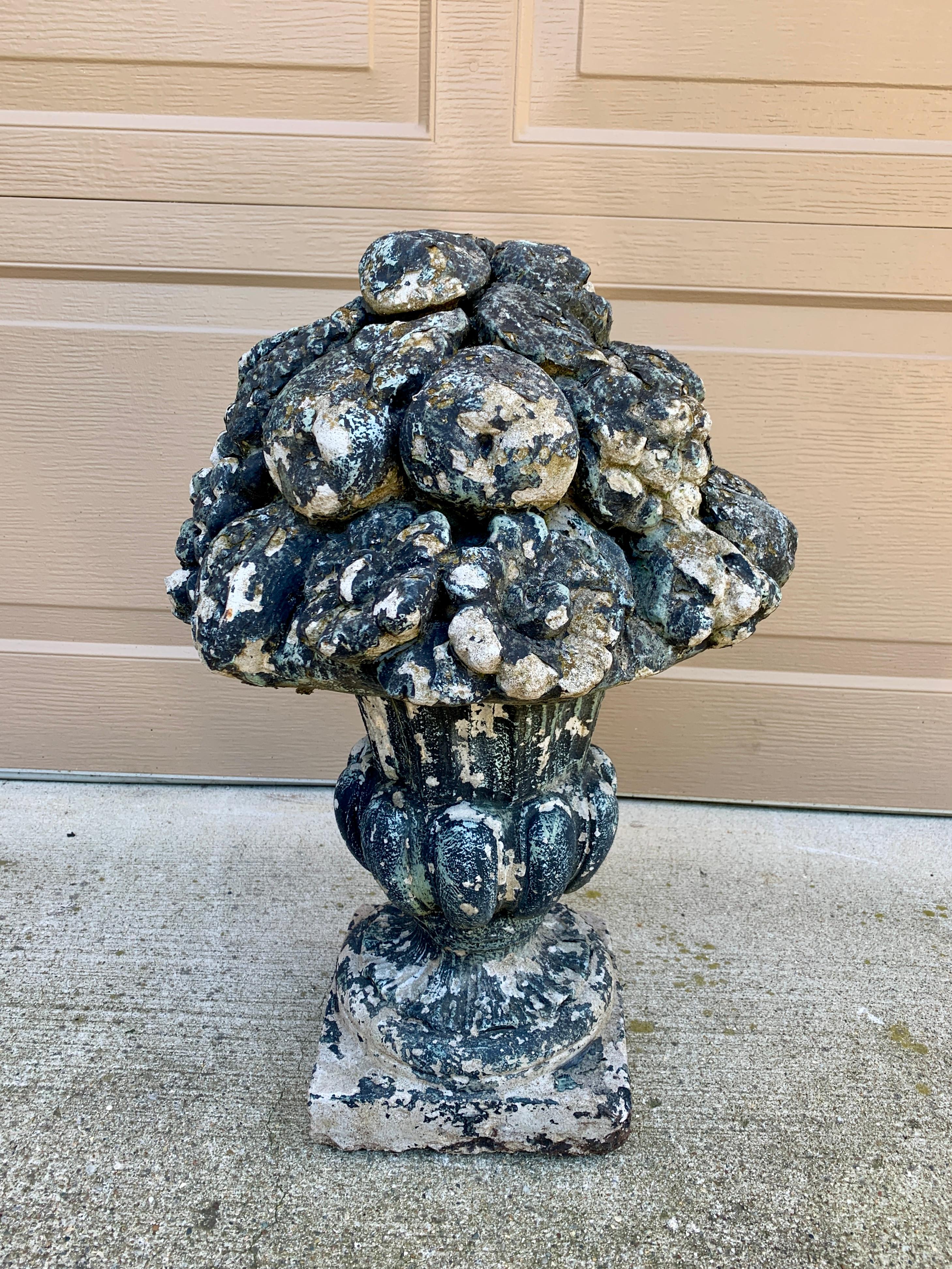 Impresionante estatua de piedra de fundición de una urna llena de un topiario de frutas. La pieza es el acento perfecto en un jardín.

EE.UU., principios del siglo XX

Medidas: 15