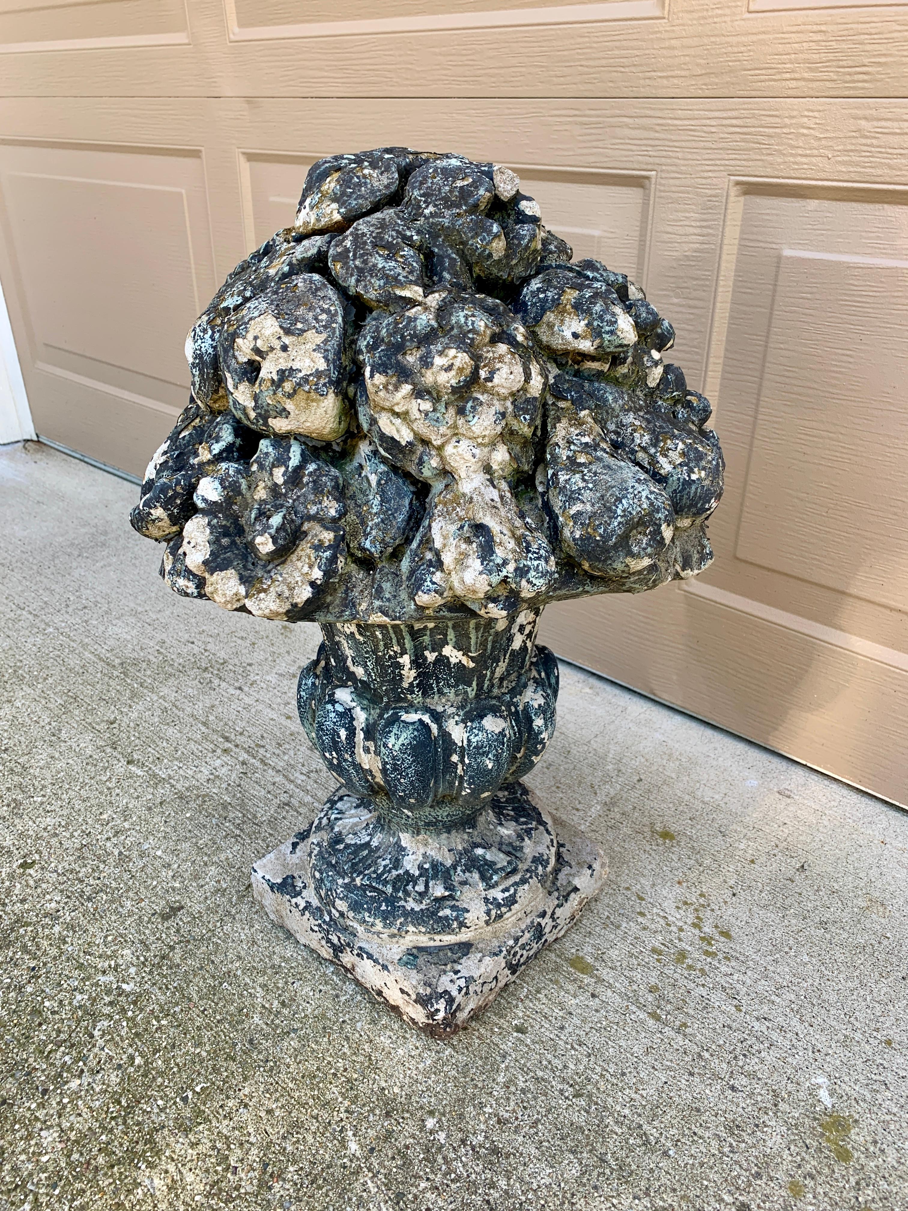 Estatua neoclásica de jardín rellena de fruta con urna topiaria de piedra fundida Estadounidense en venta