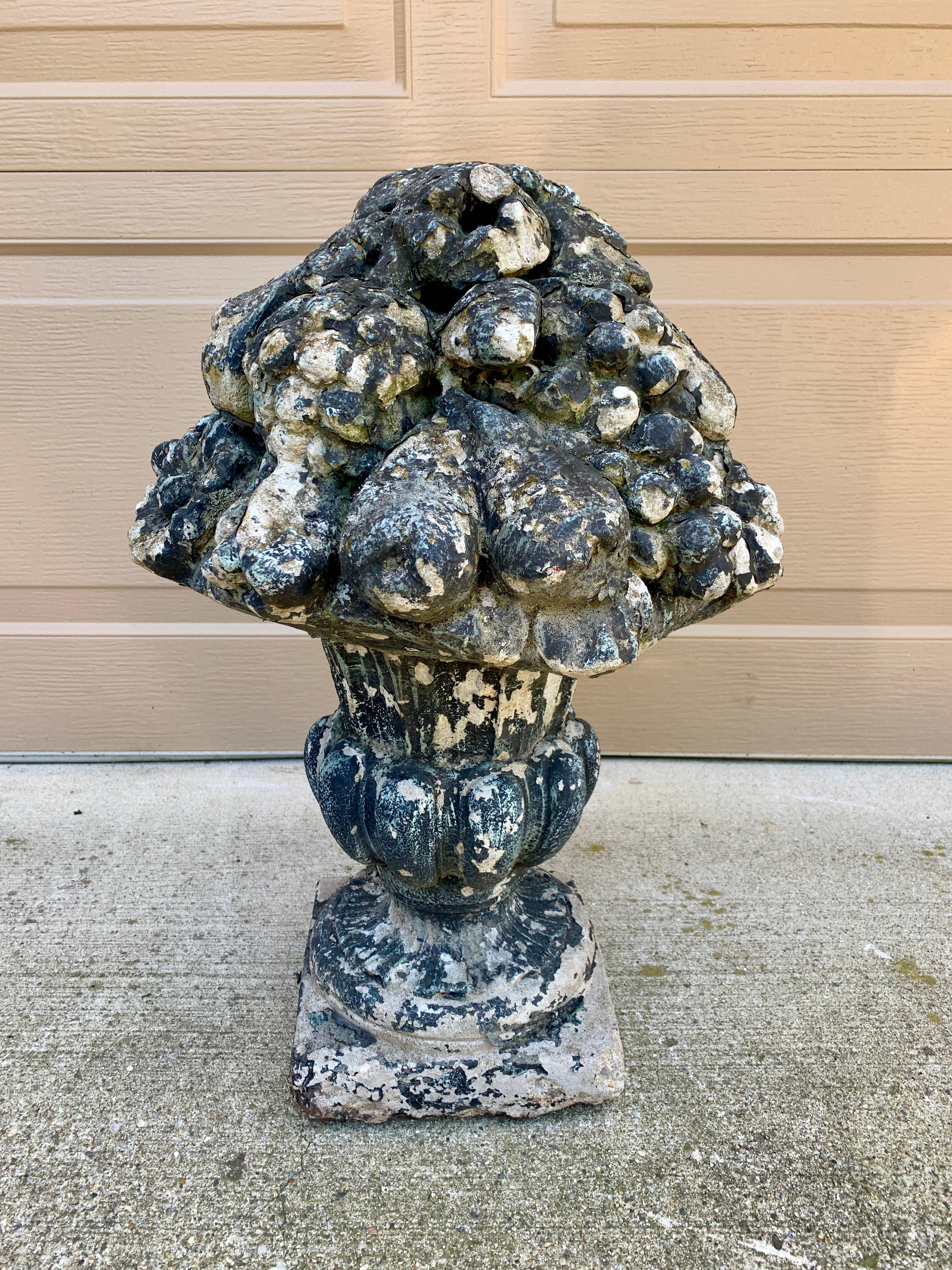 Estatua neoclásica de jardín rellena de fruta con urna topiaria de piedra fundida Piedra de molde en venta