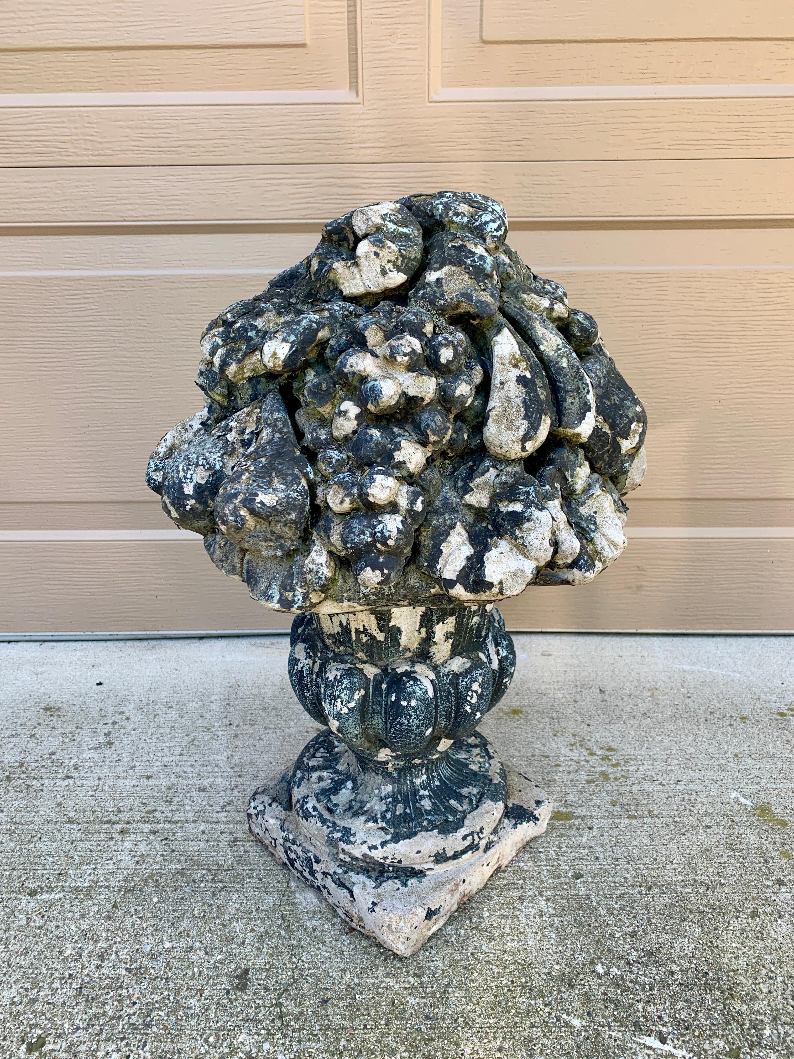 Estatua neoclásica de jardín rellena de fruta con urna topiaria de piedra fundida en venta 1