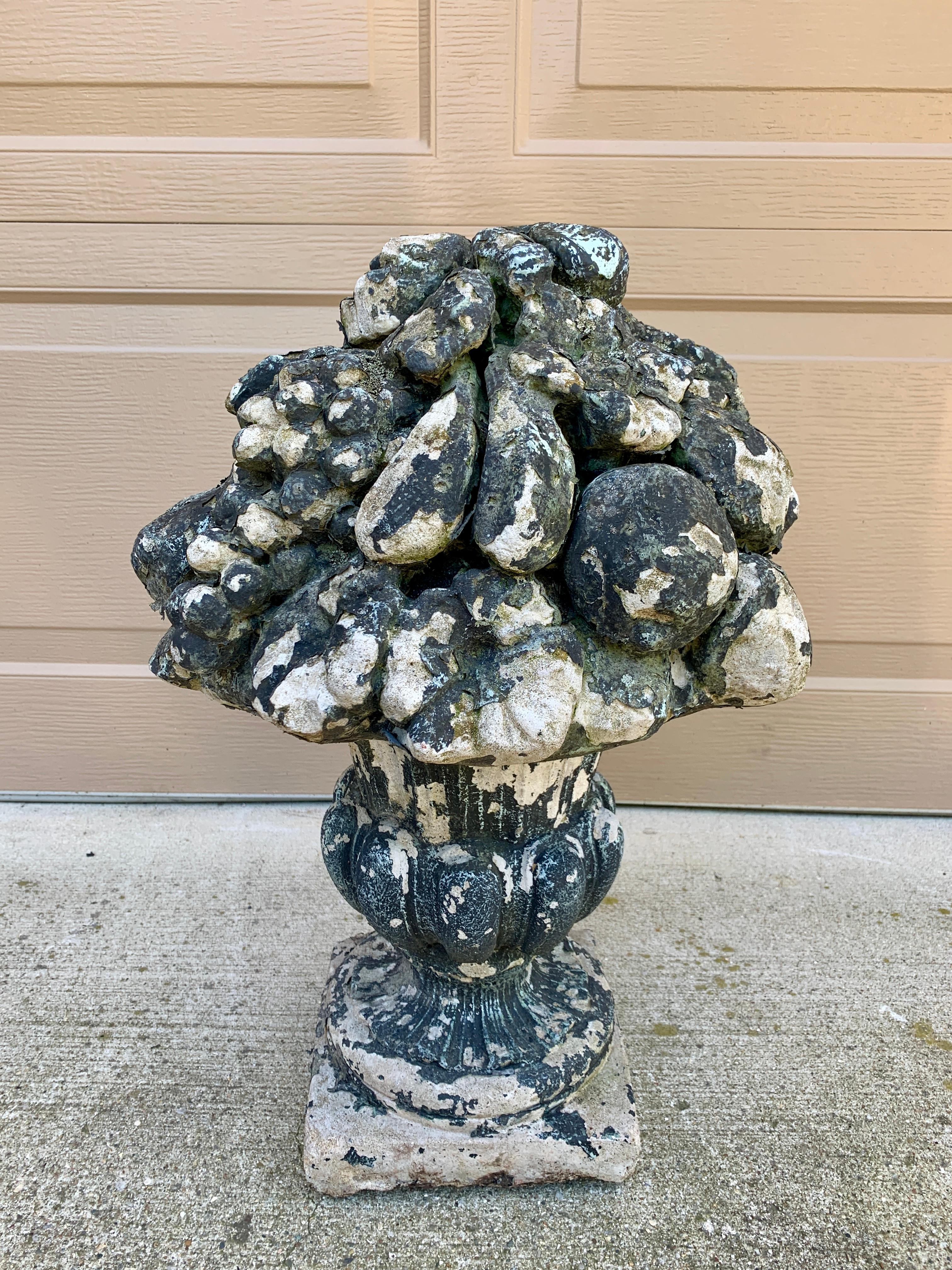 Estatua neoclásica de jardín rellena de fruta con urna topiaria de piedra fundida en venta 2