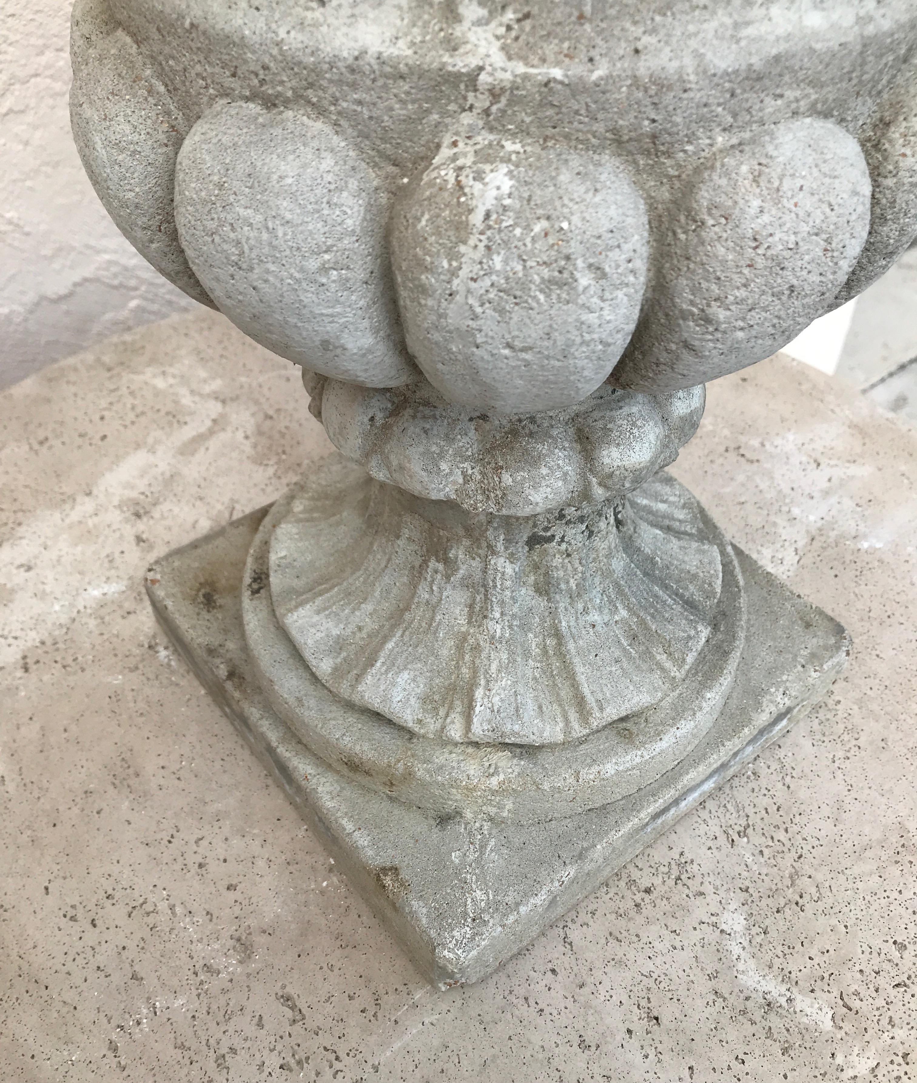 Jardinière classique en pierre moulée de style urne.