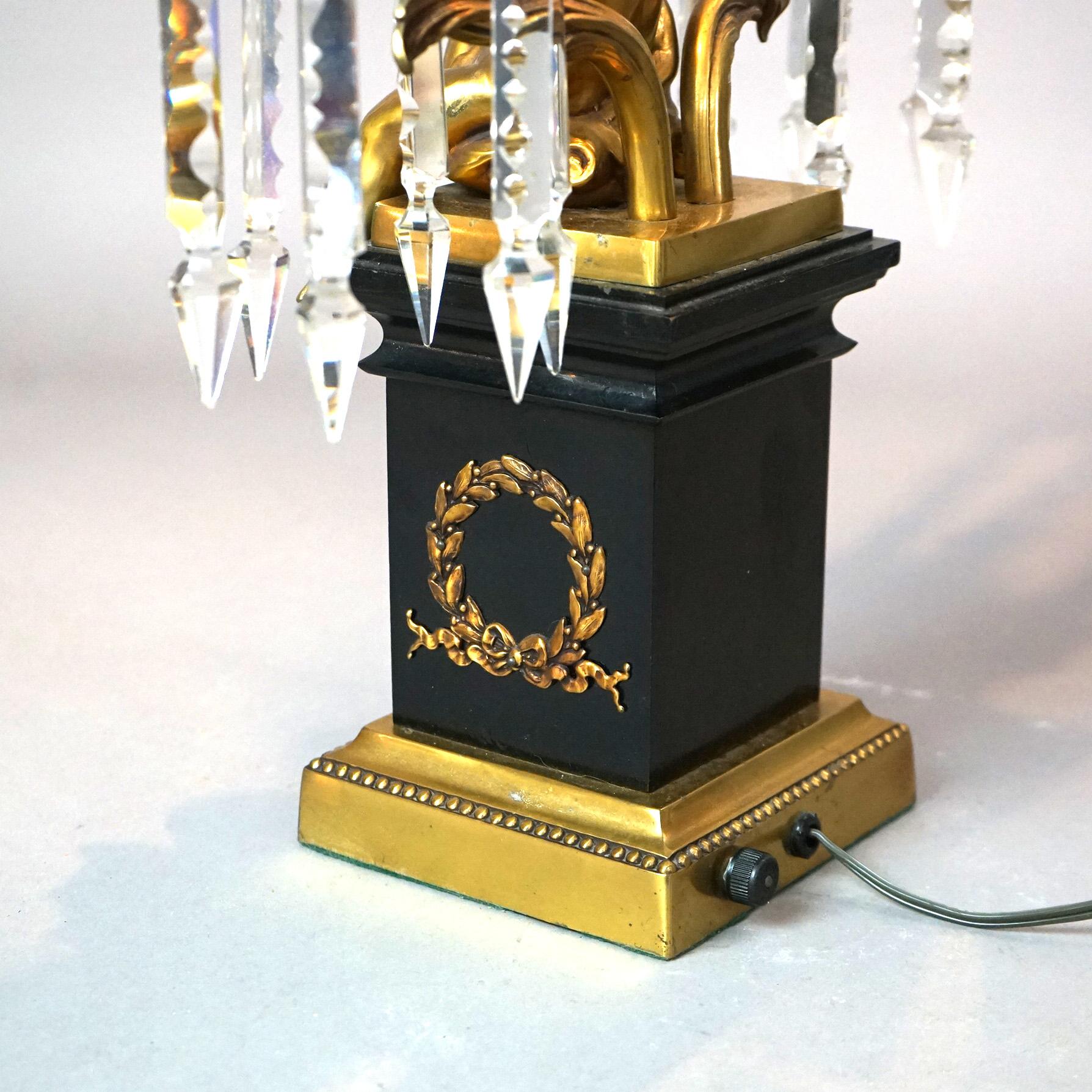  Lampe de table néoclassique à deux bras en laiton et métal ébonisé avec figurine de chérubin 20e siècle en vente 8