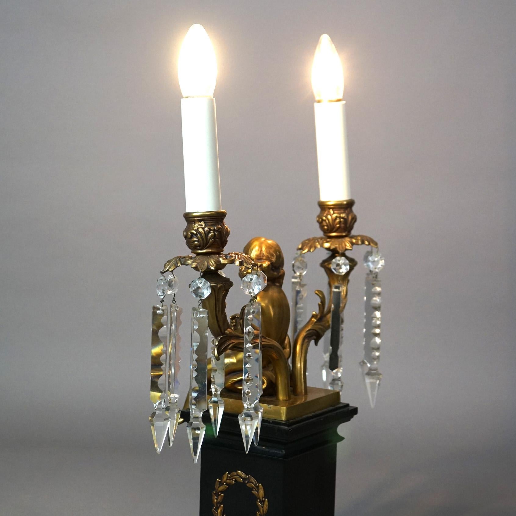  Lampe de table néoclassique à deux bras en laiton et métal ébonisé avec figurine de chérubin 20e siècle en vente 9