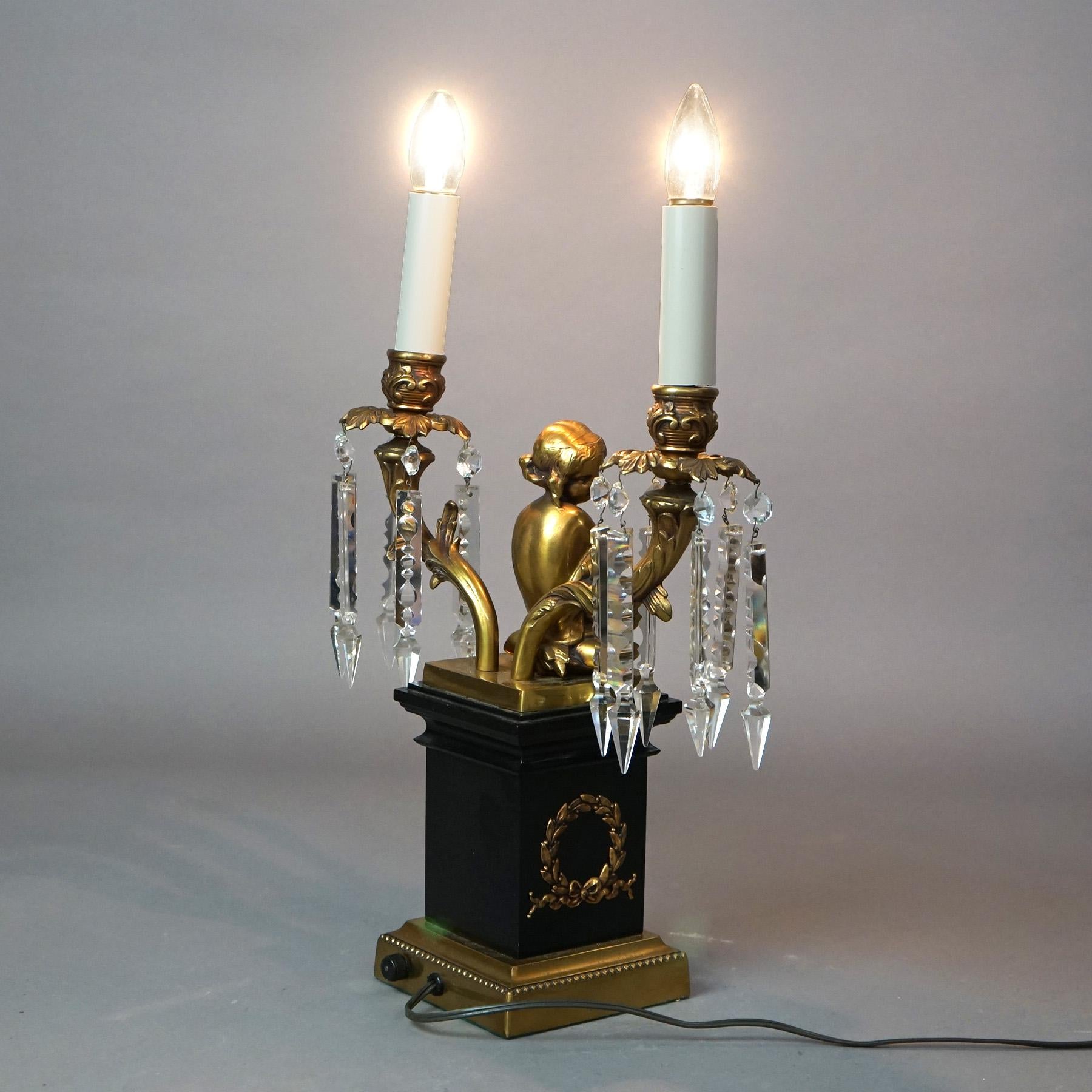  Lampe de table néoclassique à deux bras en laiton et métal ébonisé avec figurine de chérubin 20e siècle en vente 10