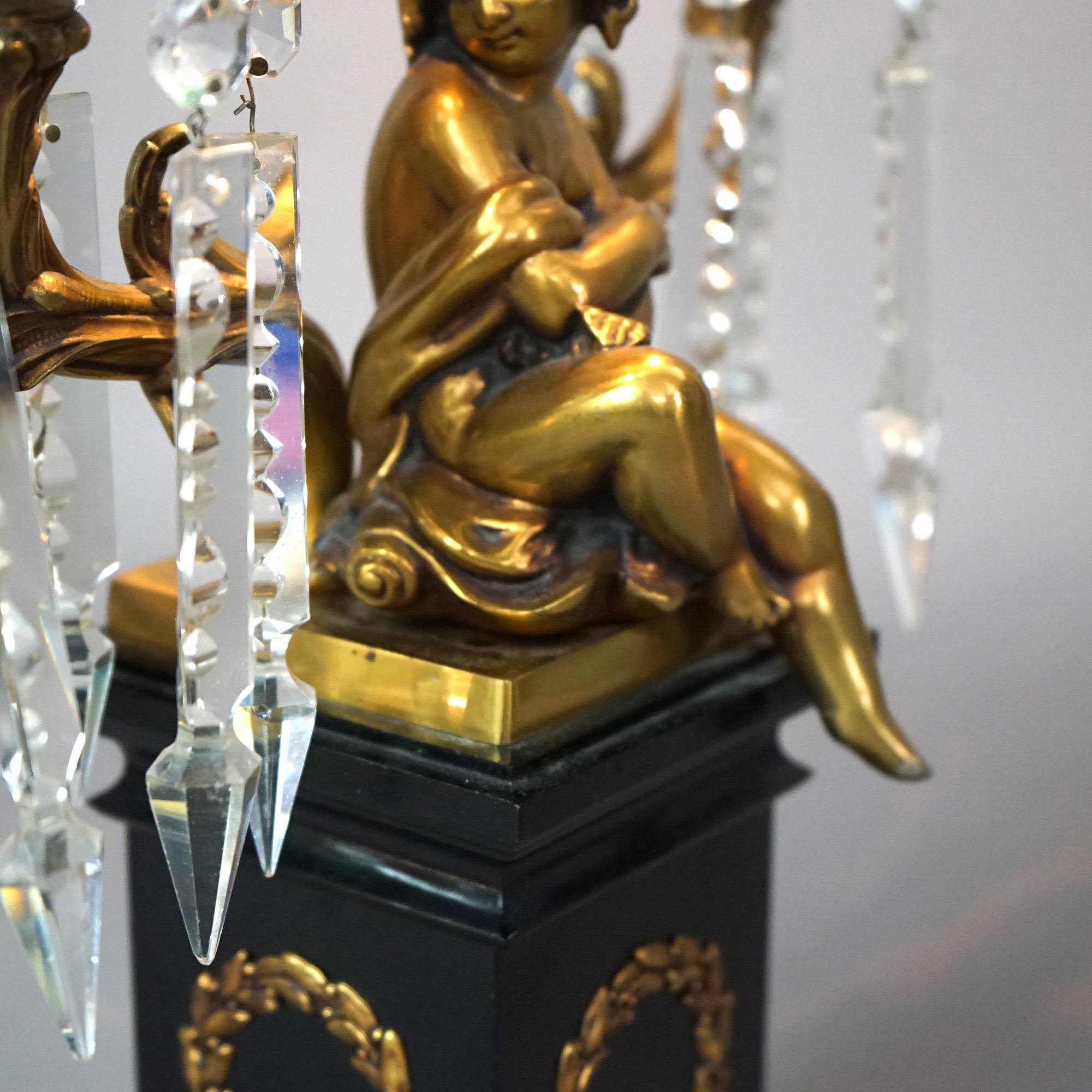  Lampe de table néoclassique à deux bras en laiton et métal ébonisé avec figurine de chérubin 20e siècle en vente 13