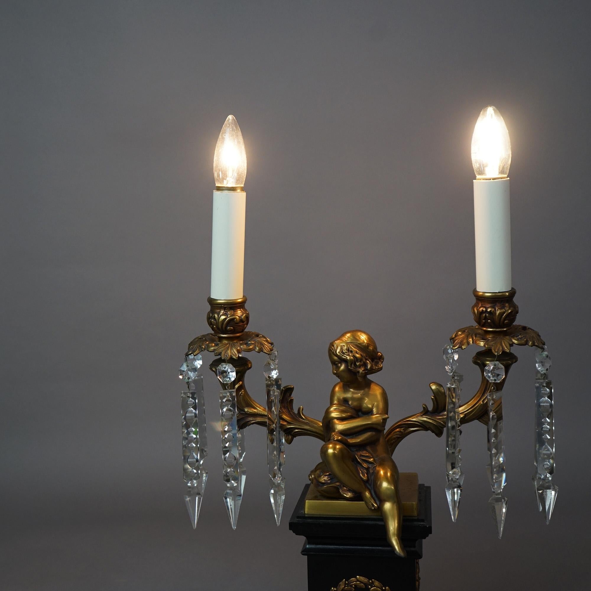 Ébénisé  Lampe de table néoclassique à deux bras en laiton et métal ébonisé avec figurine de chérubin 20e siècle en vente