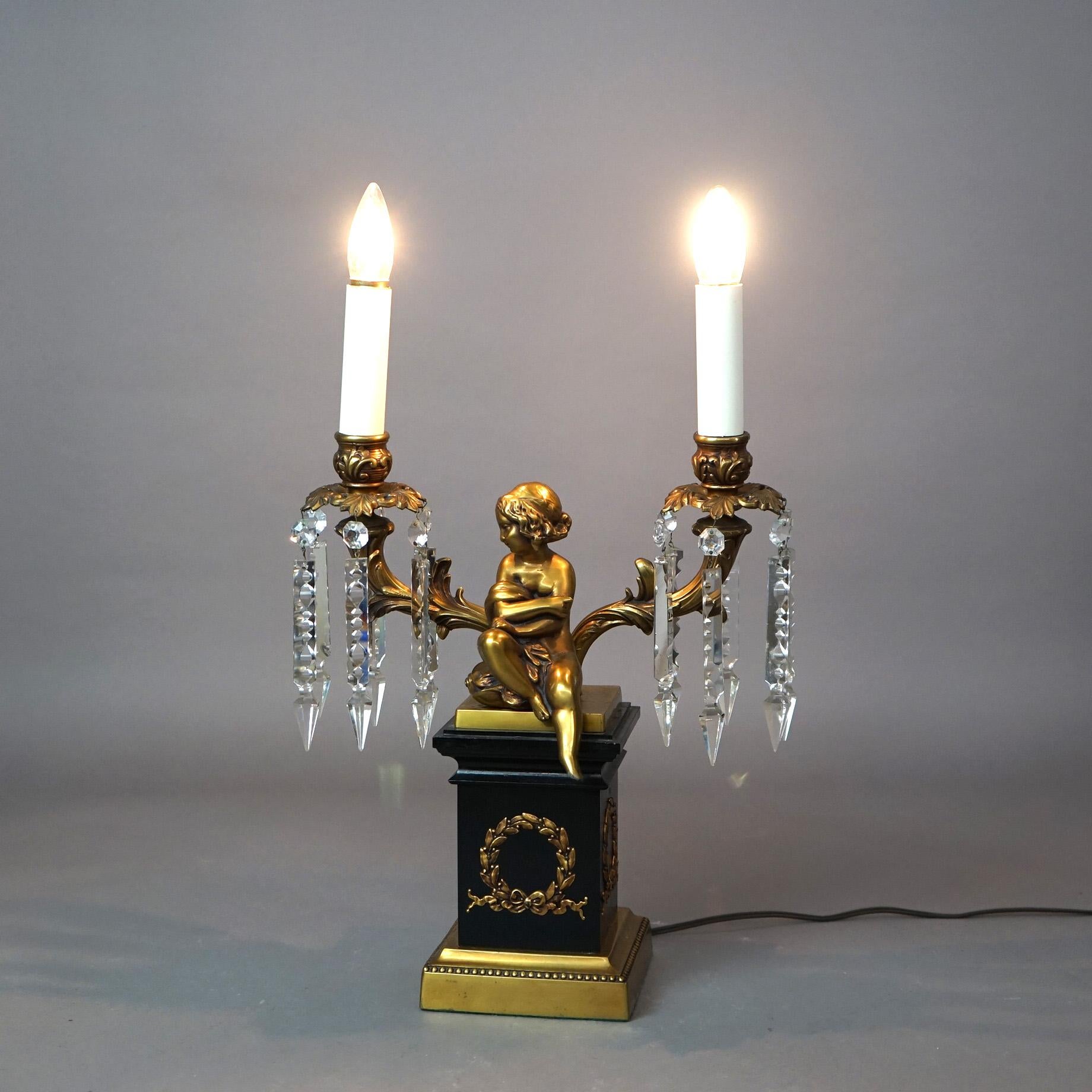 20ième siècle  Lampe de table néoclassique à deux bras en laiton et métal ébonisé avec figurine de chérubin 20e siècle en vente