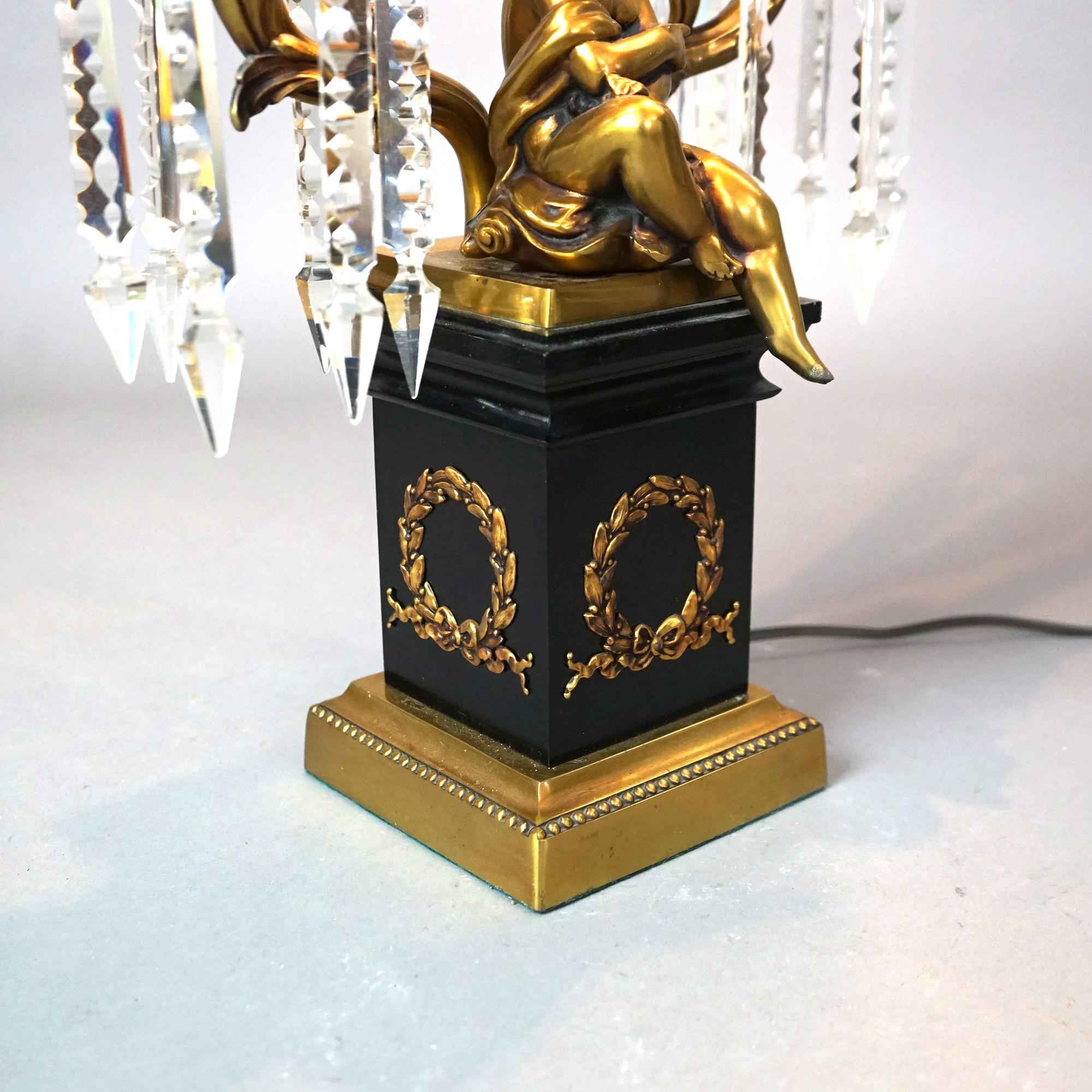  Lampe de table néoclassique à deux bras en laiton et métal ébonisé avec figurine de chérubin 20e siècle en vente 2