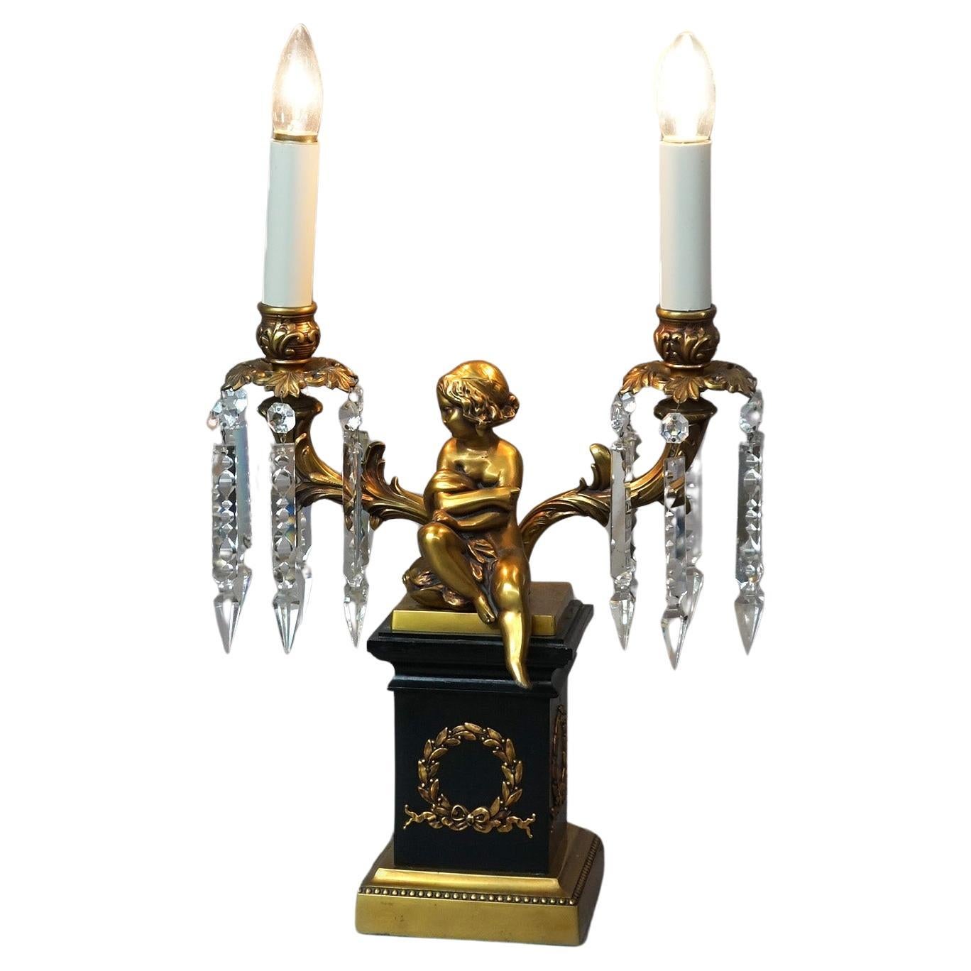  Neoklassizistische figurale zweiarmige Cherub-Tischlampe aus Messing und ebonisiertem Metall, 20. Jahrhundert im Angebot