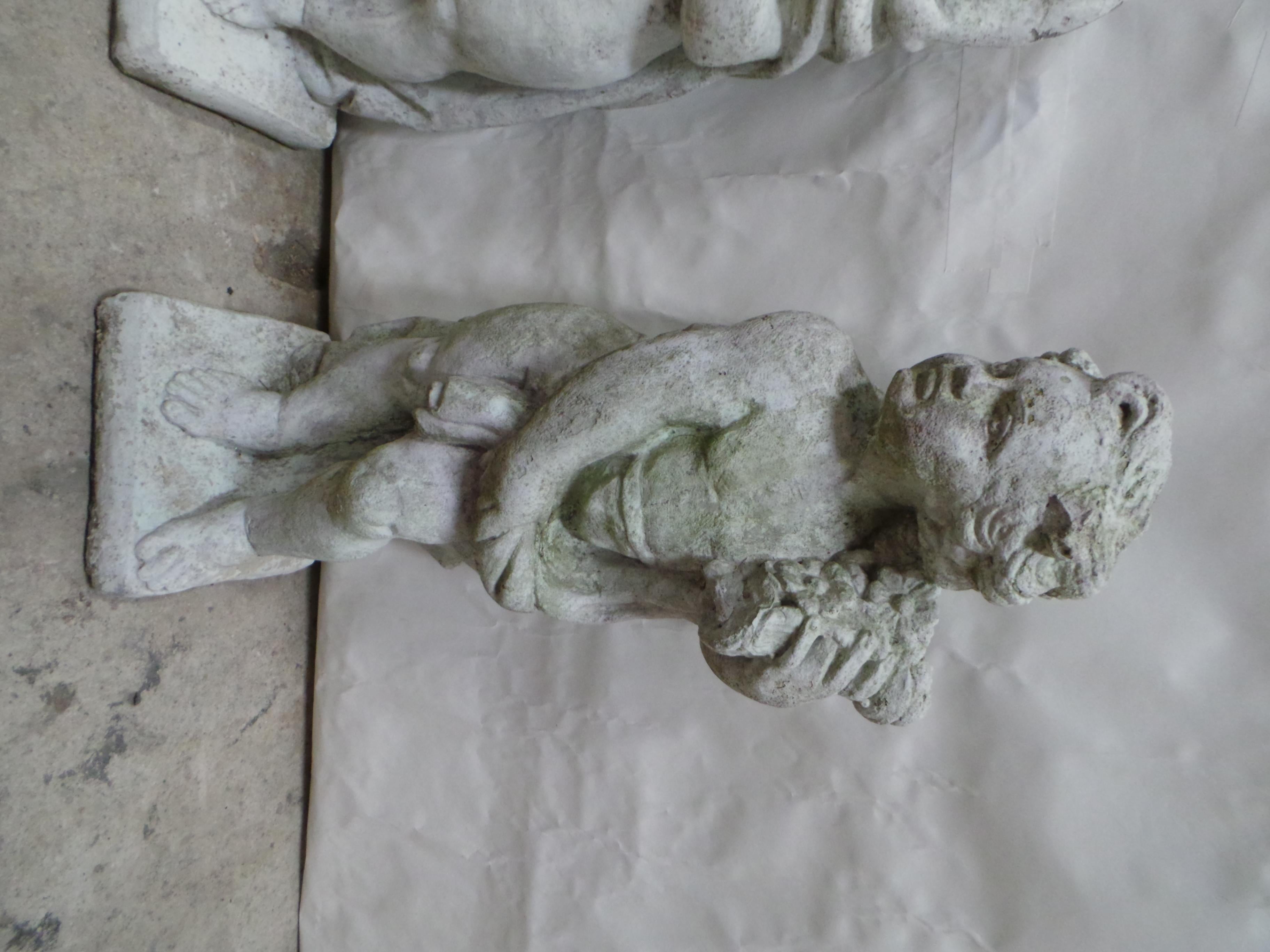 Statues de jardin néoclassiques d'angelot ou de putto en pierre moulée en vente 4