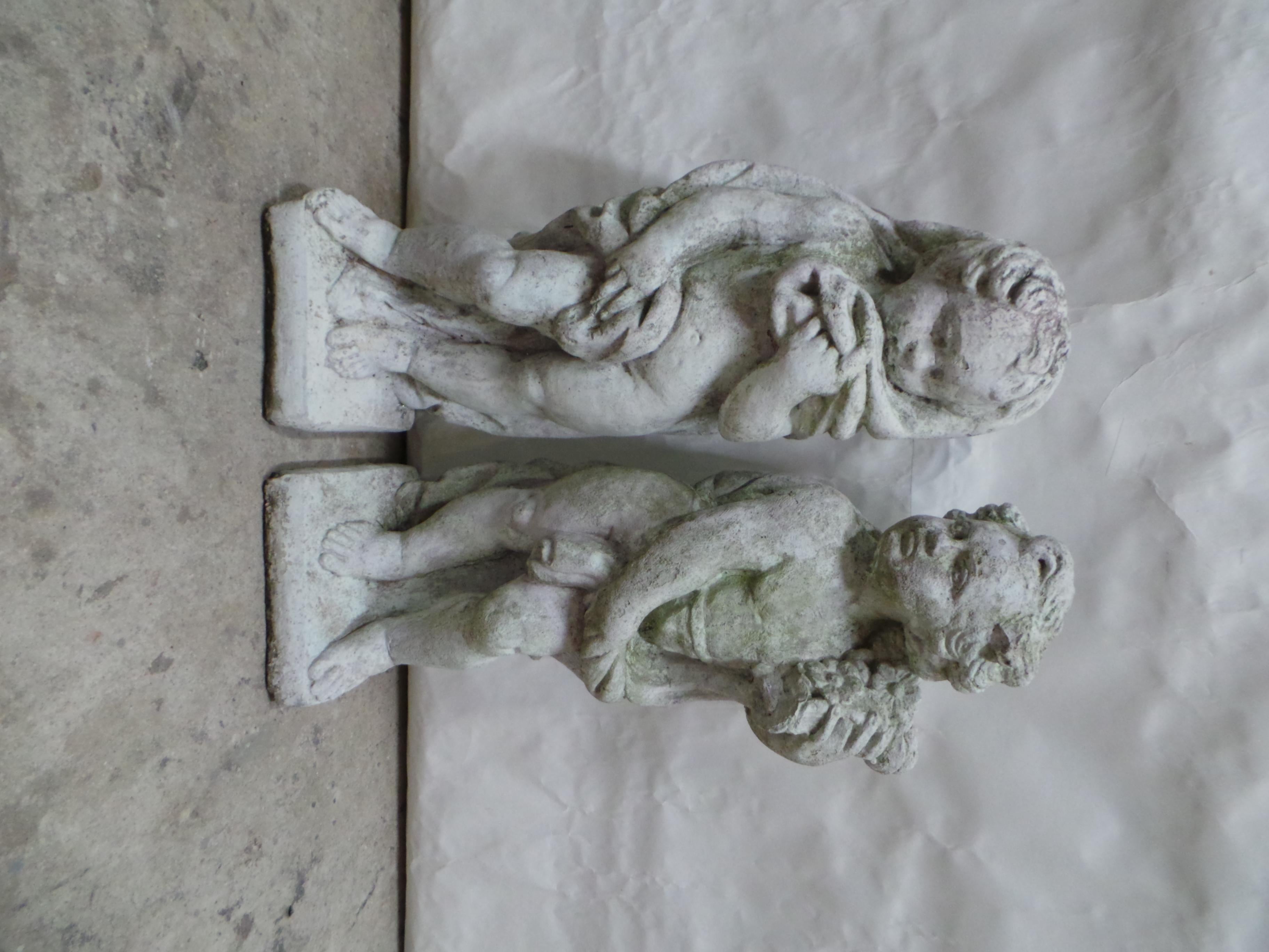 Néoclassique Statues de jardin néoclassiques d'angelot ou de putto en pierre moulée en vente