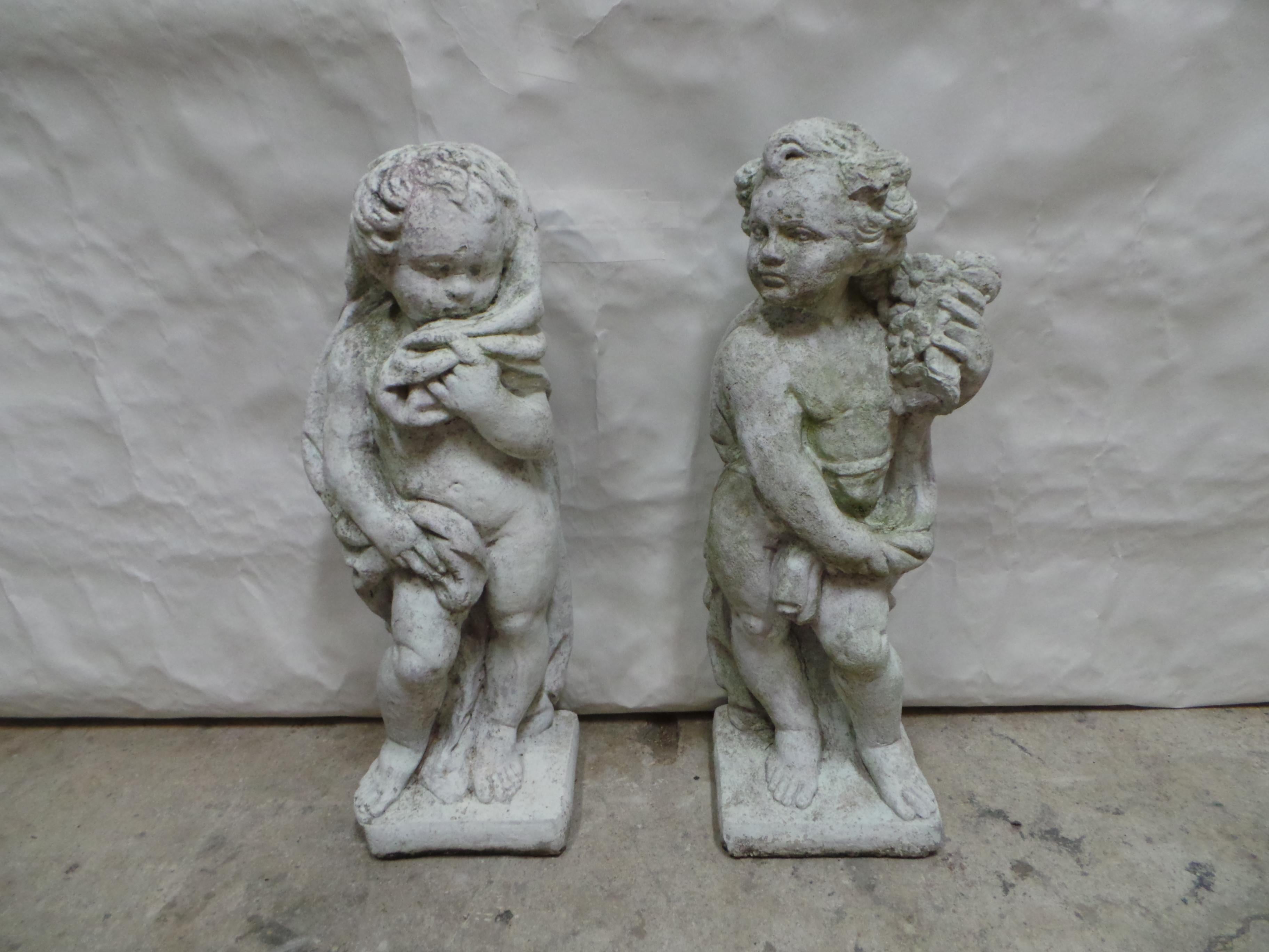 Statues de jardin néoclassiques d'angelot ou de putto en pierre moulée Bon état - En vente à Hollywood, FL