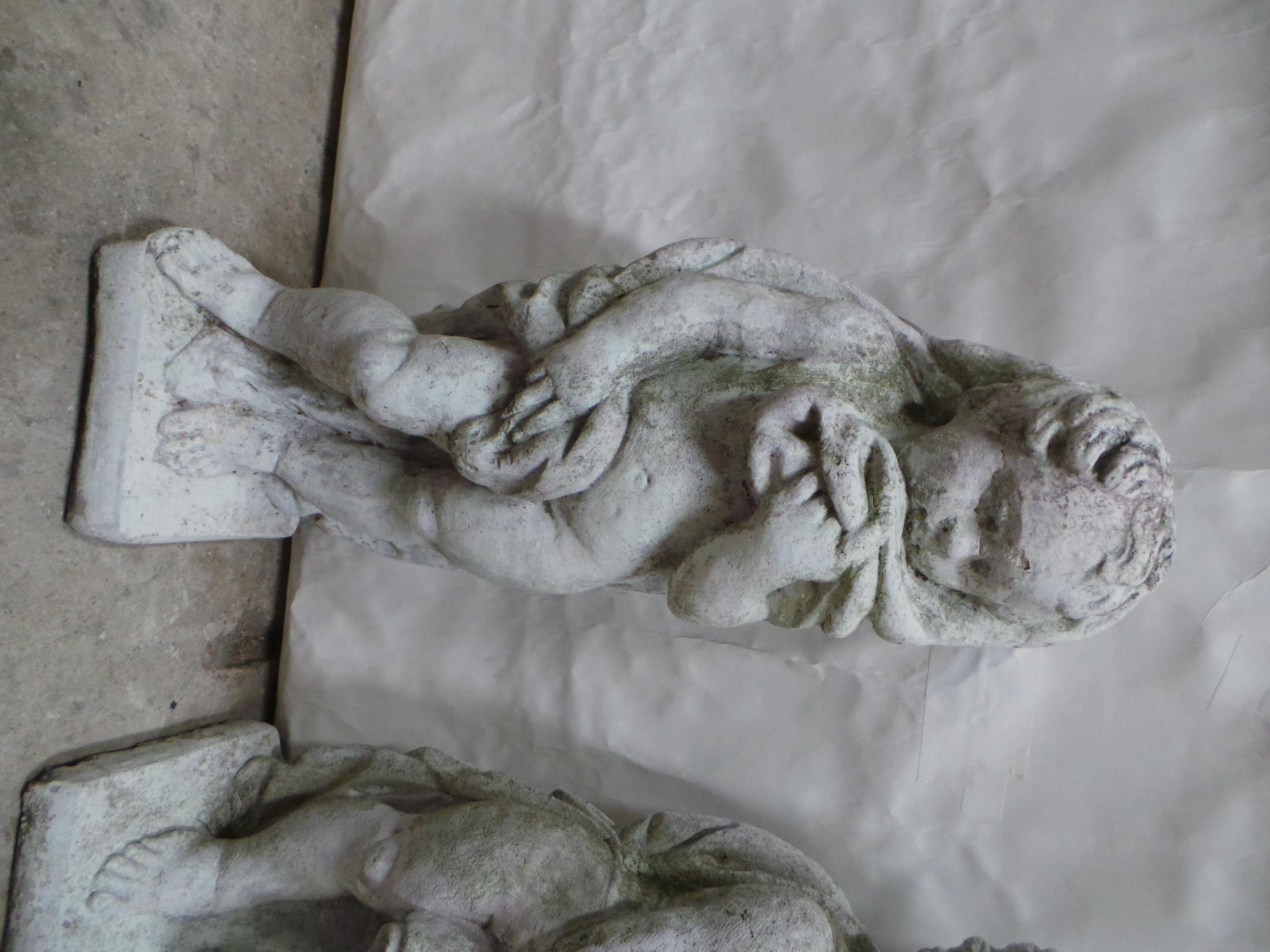 Béton Statues de jardin néoclassiques d'angelot ou de putto en pierre moulée en vente