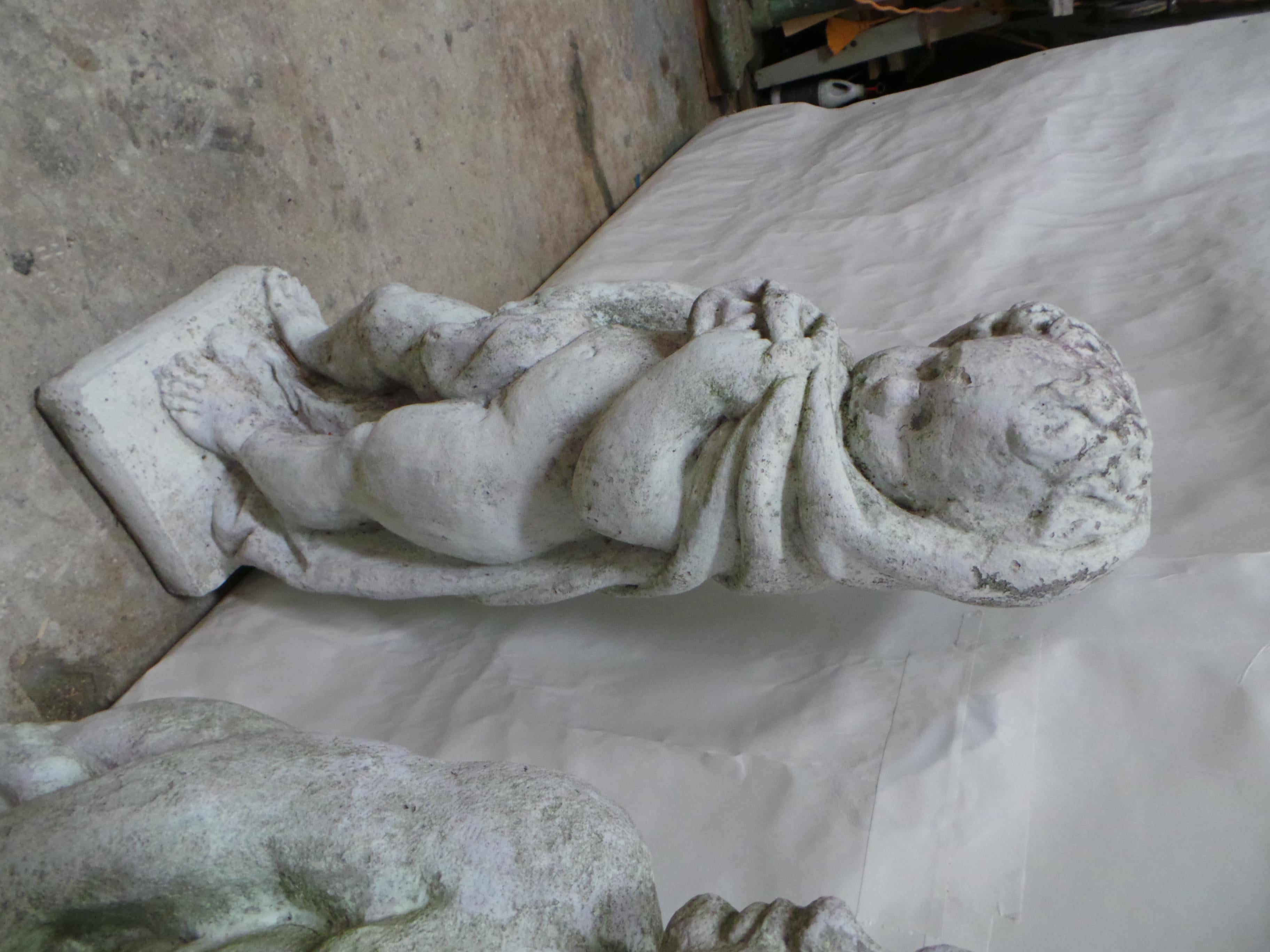 Statues de jardin néoclassiques d'angelot ou de putto en pierre moulée en vente 2