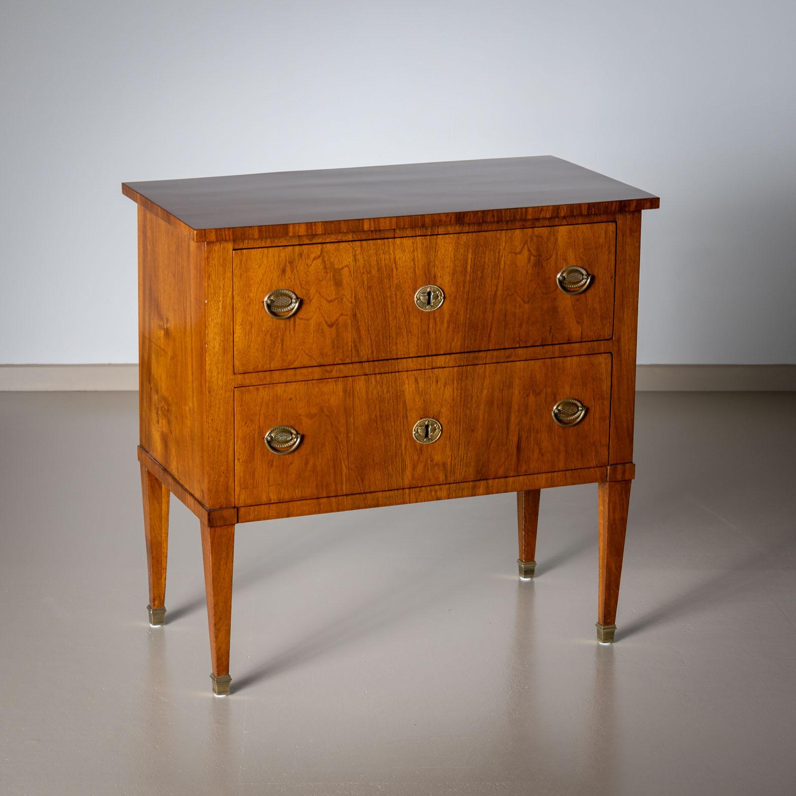 Cassettone neoclassico, inizio XIX secolo In condizioni buone in vendita a New York, NY