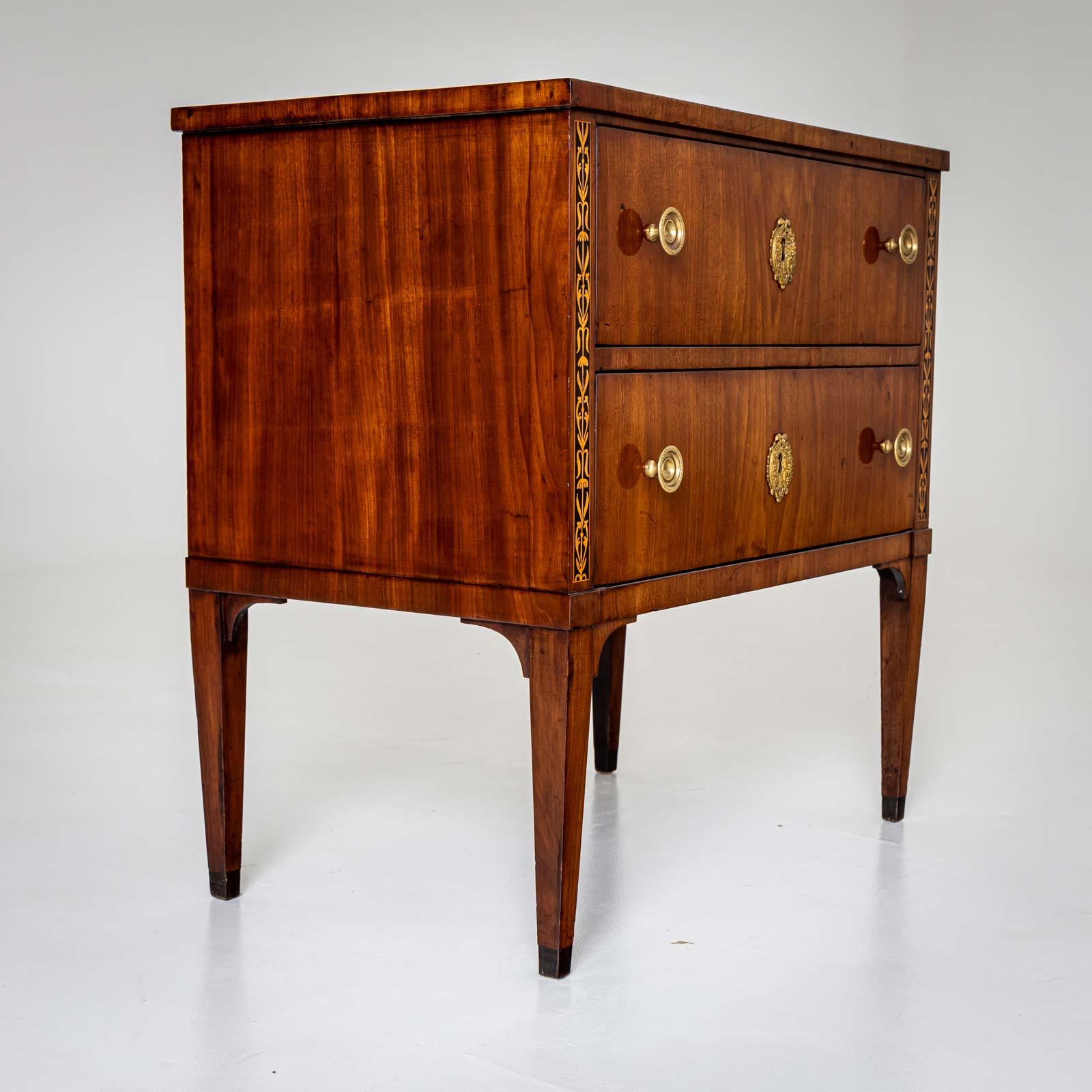 Cassettone neoclassico, inizio XIX secolo In condizioni buone in vendita a New York, NY