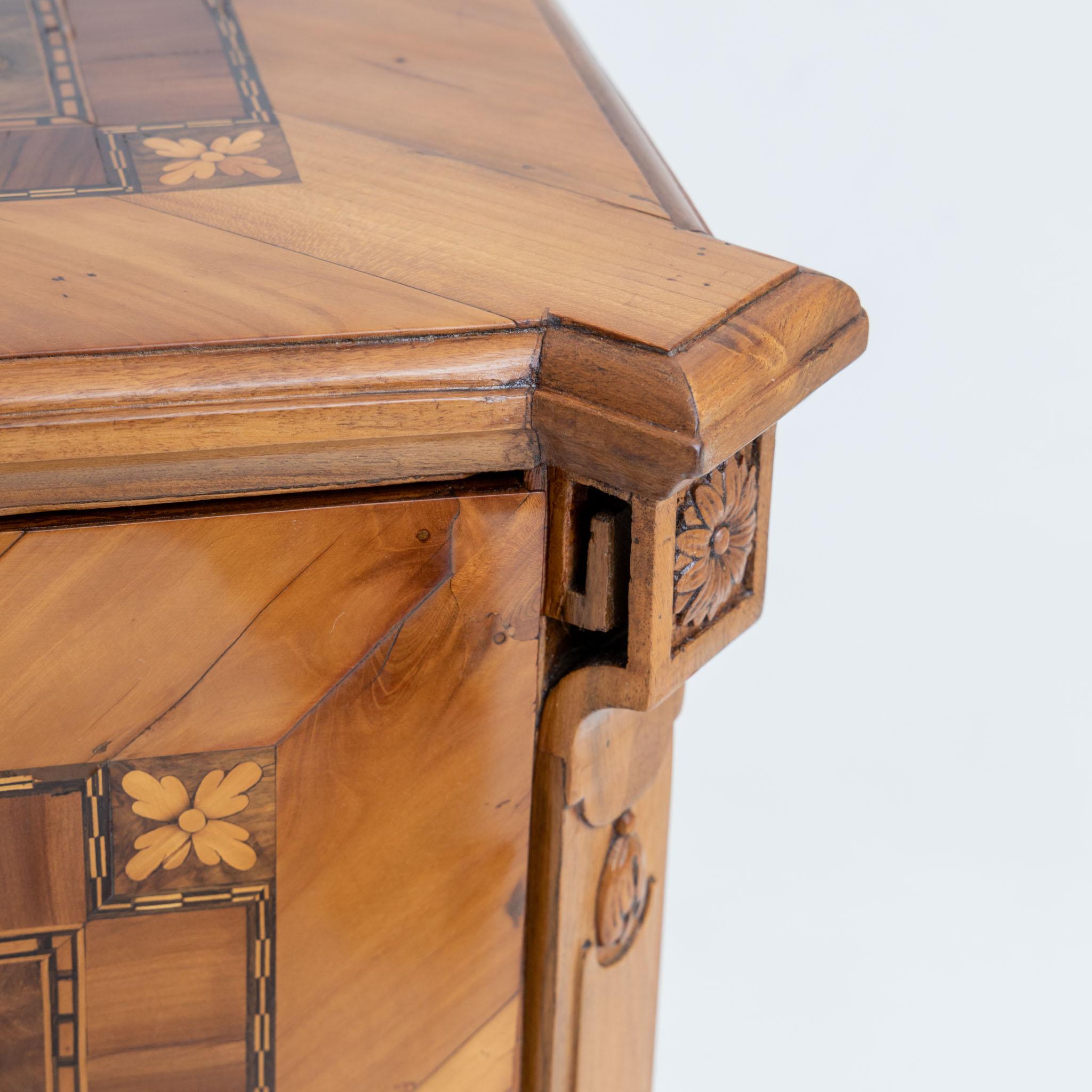 Neoclassical Chest of Drawers, early 19th Century For Sale 2