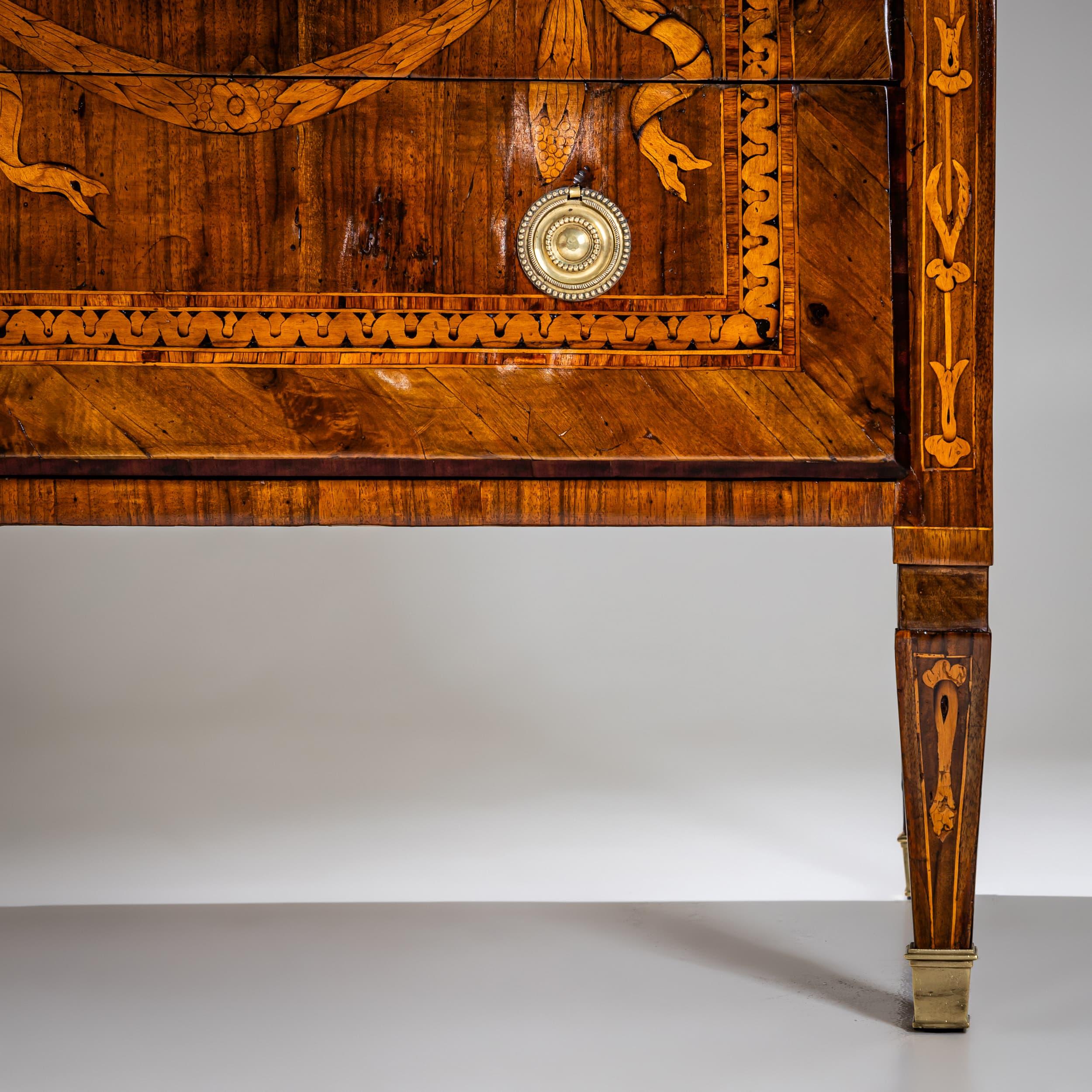 Neoclassical Chest of Drawers, Lombardy, Late 18th Century In Good Condition For Sale In Greding, DE