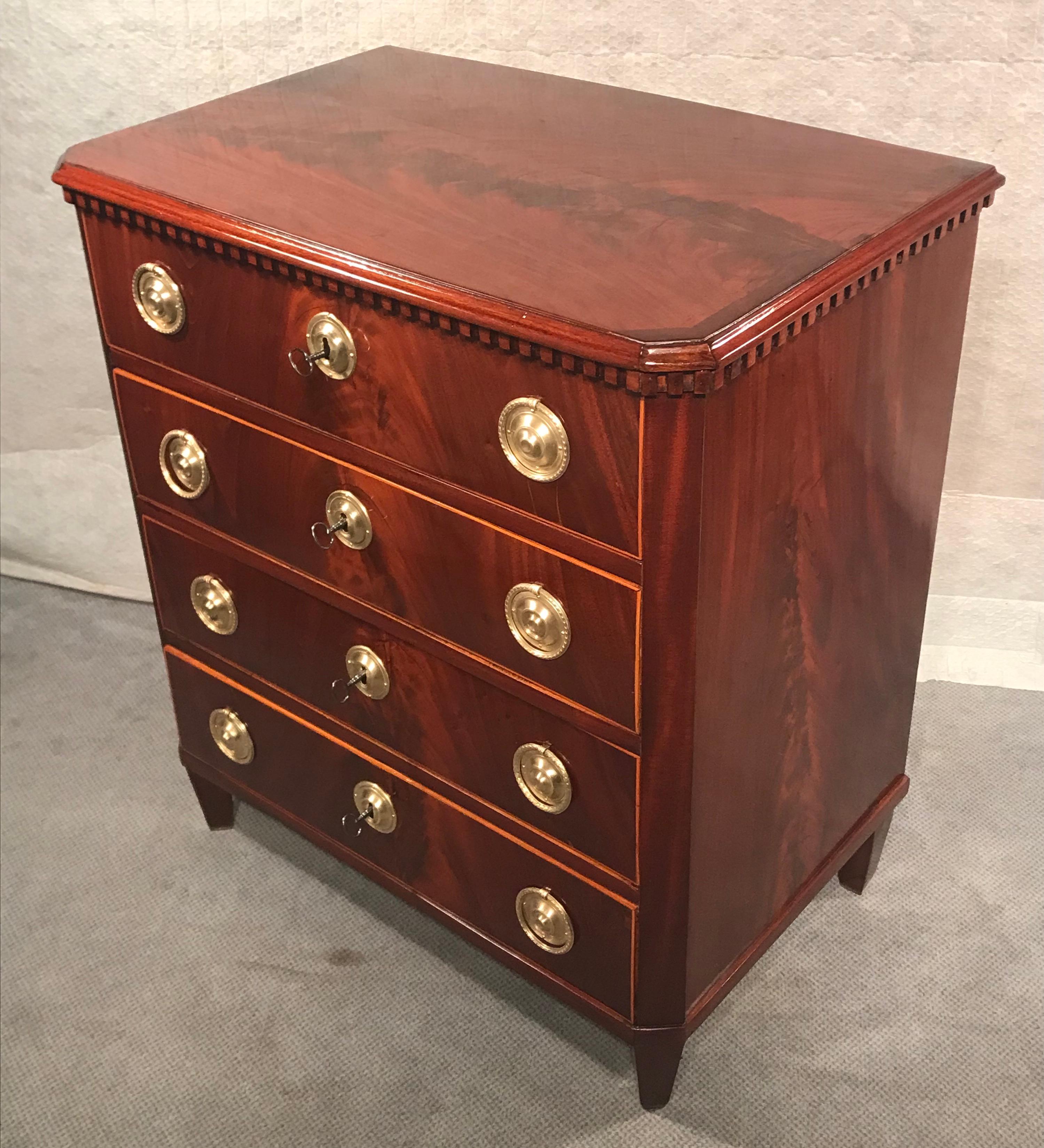 Neoclassical Chest of Drawers, Northern Germany around 1800 In Good Condition For Sale In Belmont, MA
