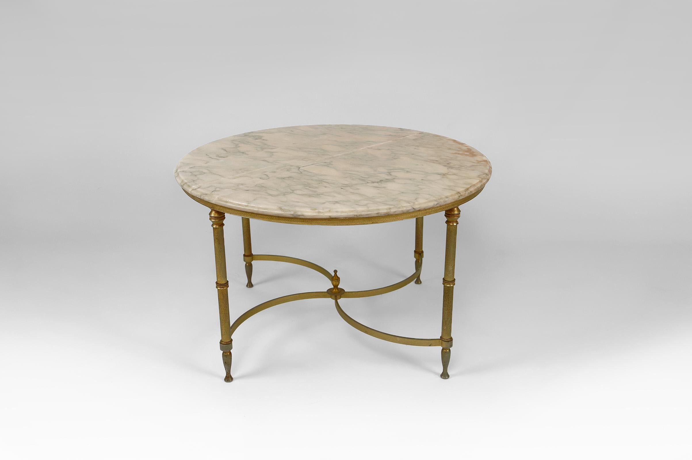Neoclassical work.
In the style of Jansen's productions, Maison Charles.
France, circa 1960.

Cream-colored marble top.
Golden brass base.


Very elegant model and in good general condition (slight marks on the marble and slight oxidation of the