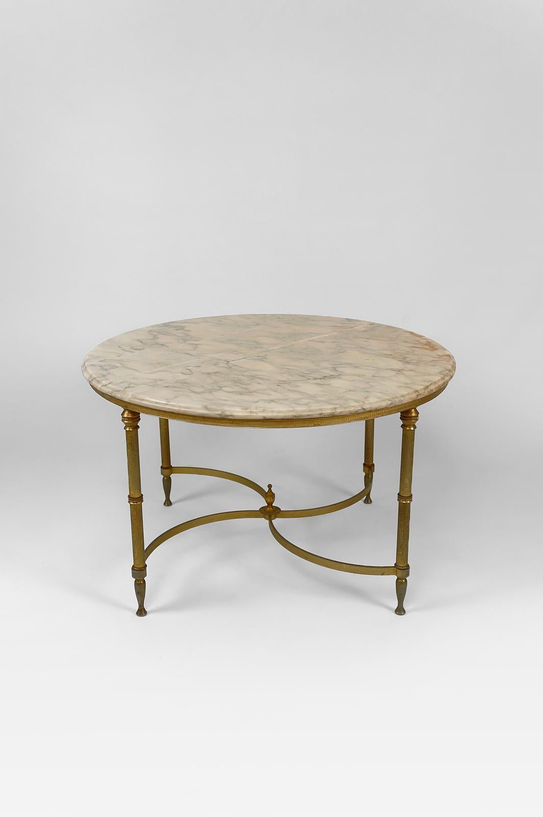 Neoclassical circular/round coffee table, Brass and Marble, France, circa 1960 In Fair Condition For Sale In VÉZELAY, FR