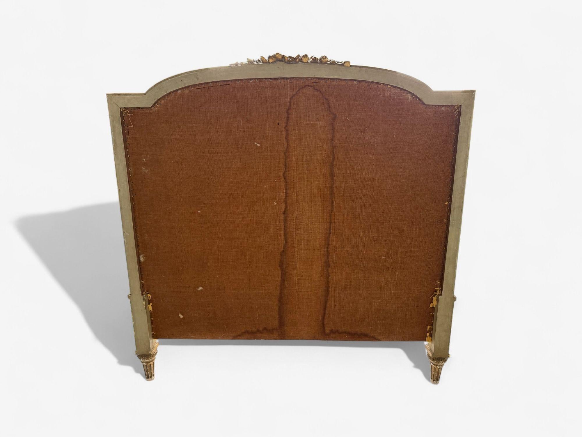 Cadre de lit pour deux personnes, néoclassique, Clayed Gilt, Wood Wood sculpté, France, années 1900 en vente 4