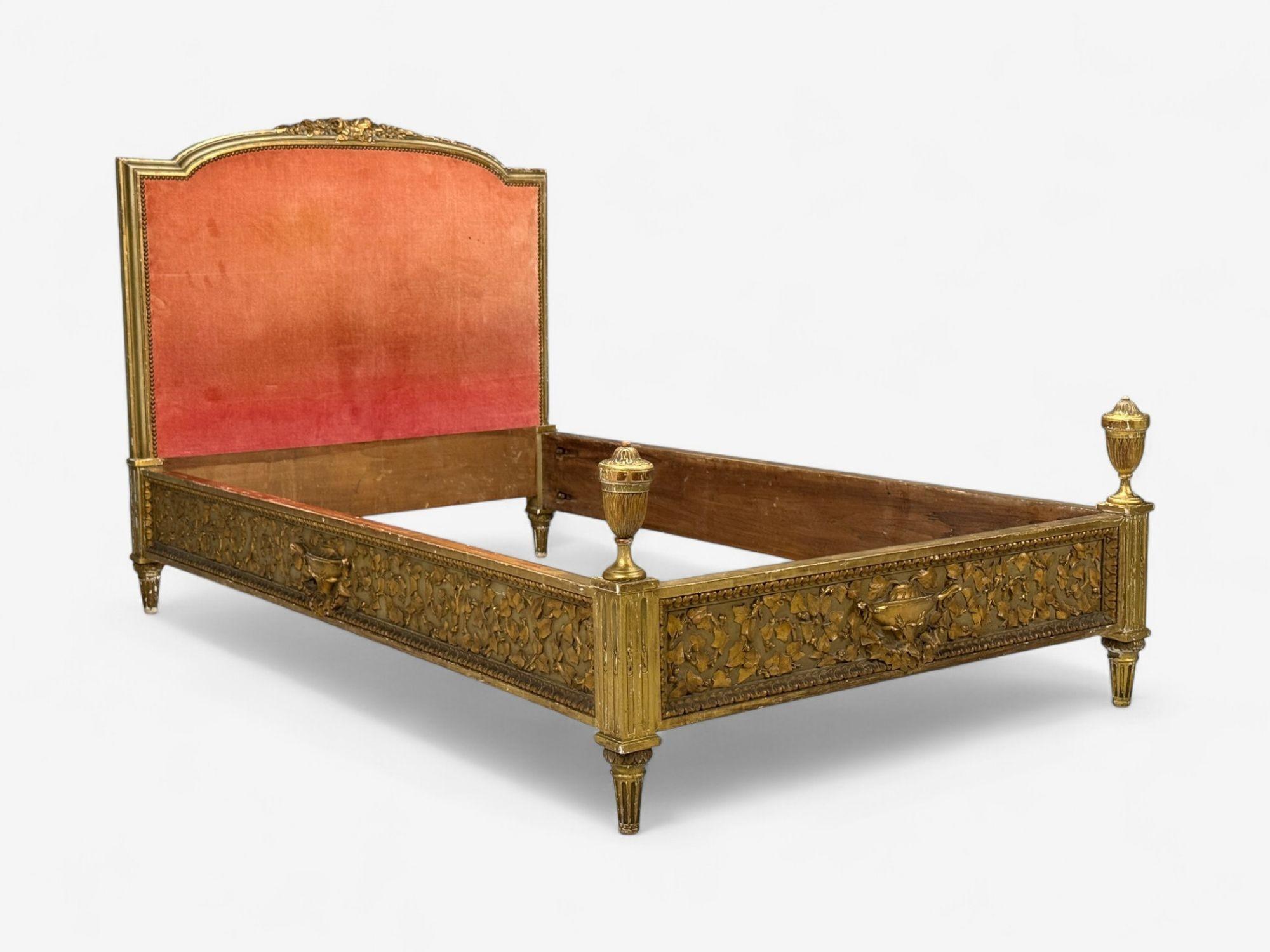 Cadre de lit pour deux personnes, néoclassique, Clayed Gilt, Wood Wood sculpté, France, années 1900

Magnifique exemple de cadre de lit jumeau en bois doré sculpté du début du XXe siècle, conçu et produit en France. La tête de lit, les traverses et