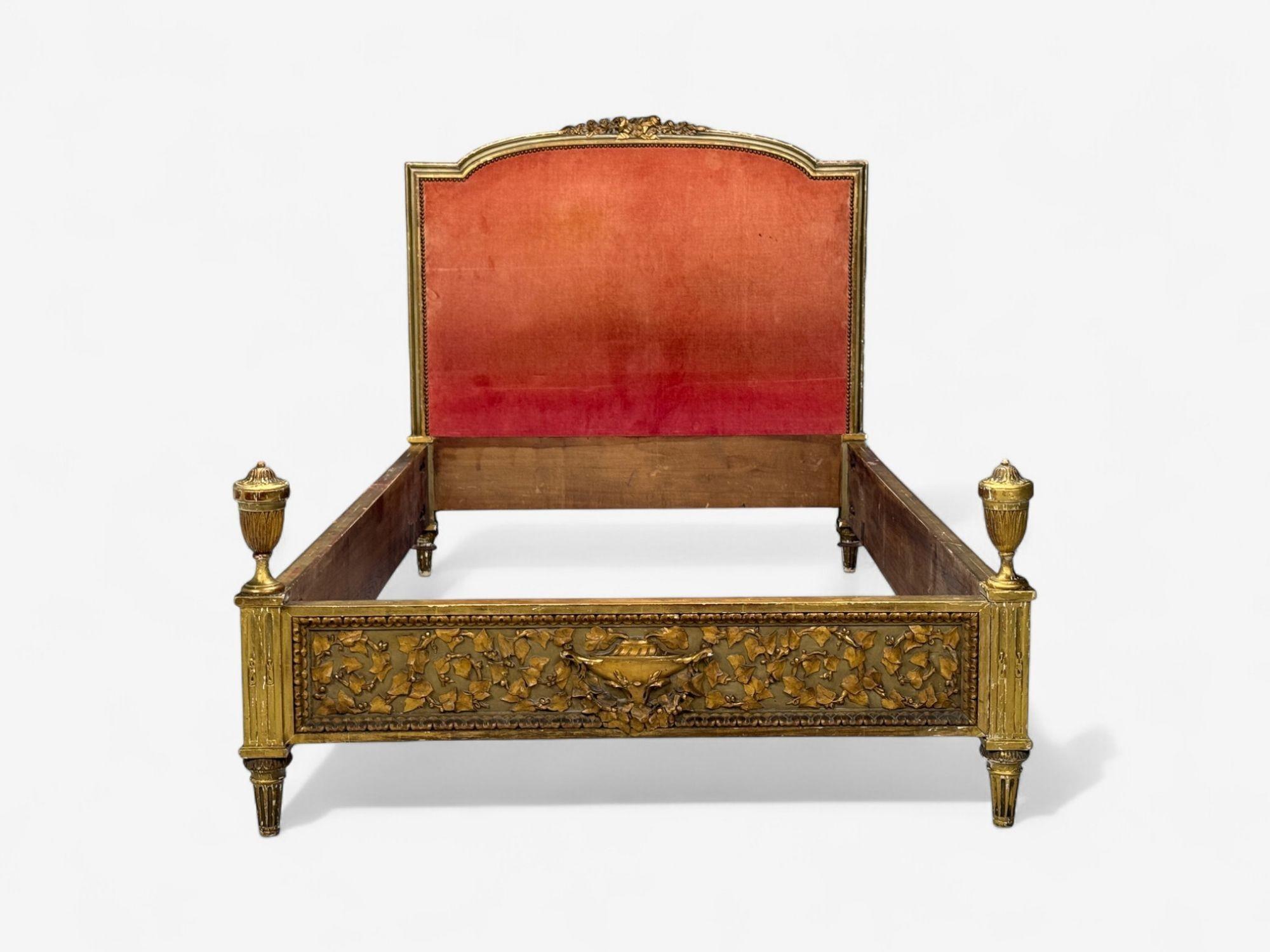Néoclassique Cadre de lit pour deux personnes, néoclassique, Clayed Gilt, Wood Wood sculpté, France, années 1900 en vente