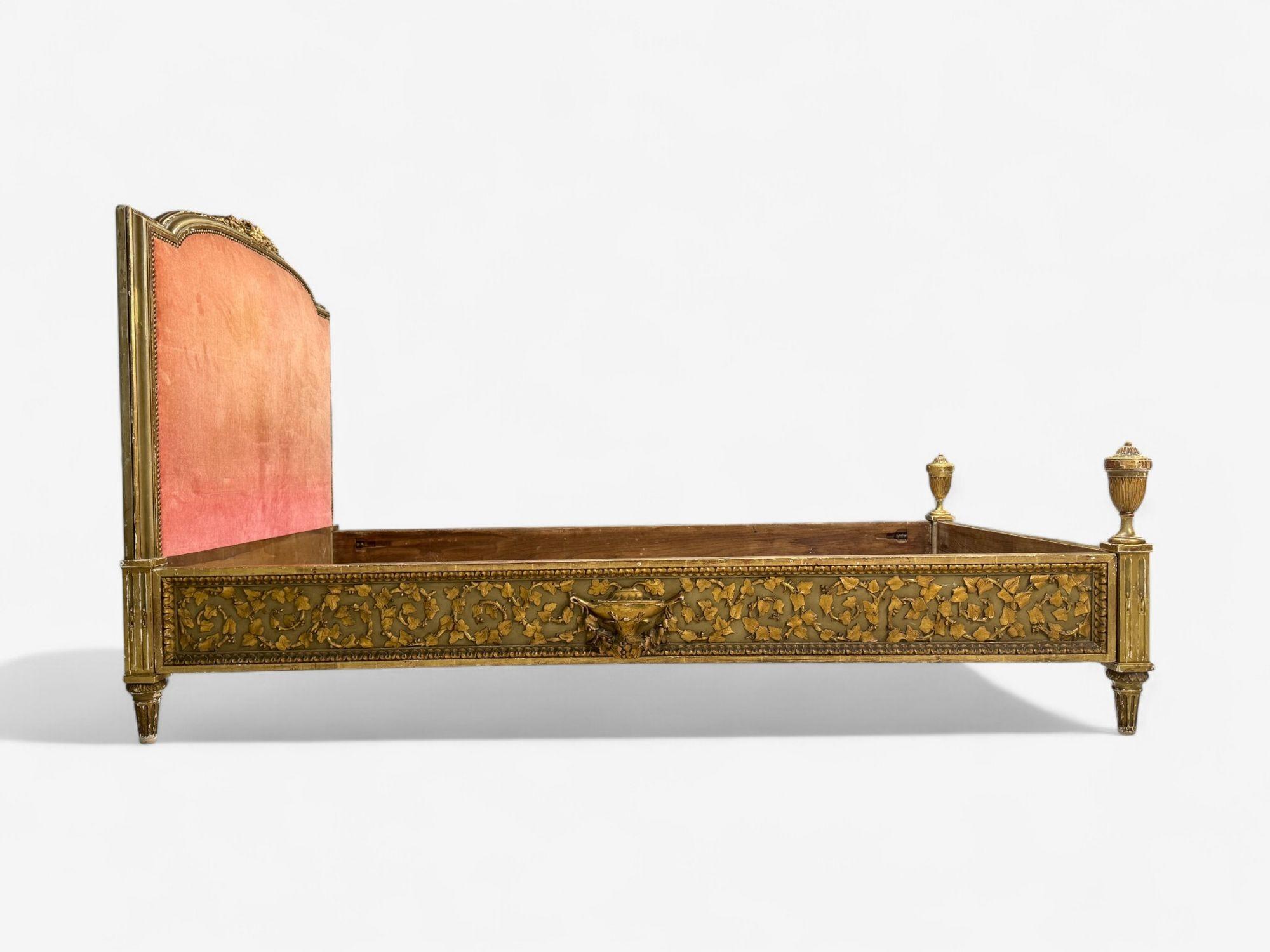 Bois doré Cadre de lit pour deux personnes, néoclassique, Clayed Gilt, Wood Wood sculpté, France, années 1900 en vente