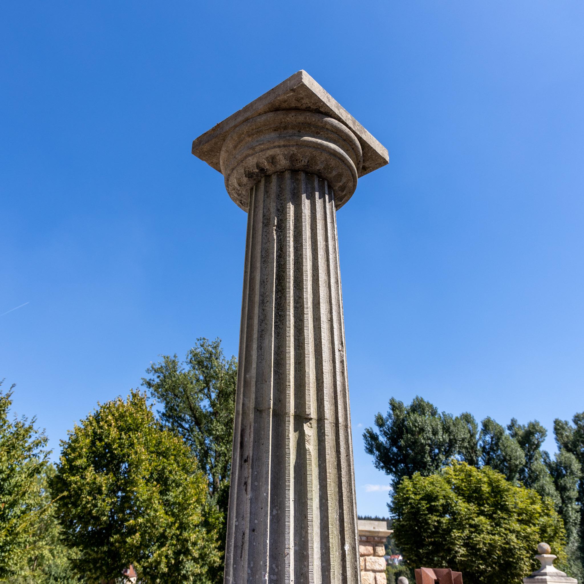 Neoclassical stone column with fluted shaft and profiled base on stone ashlar (H: 43 cm). Very nice natural patina.