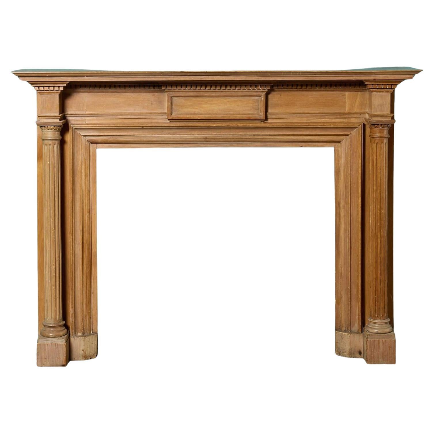 Cheminée néoclassique à colonnes en bois