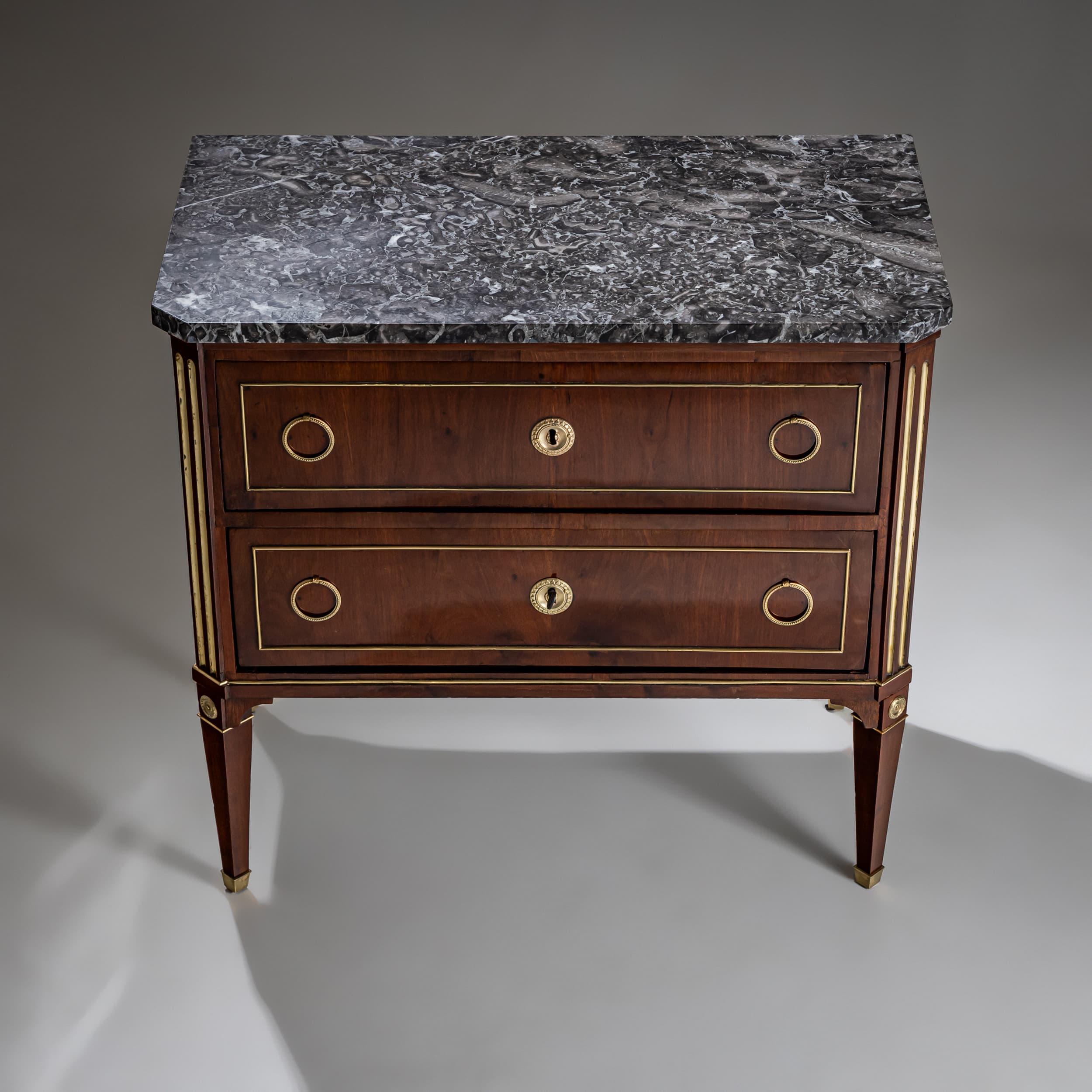 Neoclassical Commode, Late 18th Century In Good Condition For Sale In Greding, DE