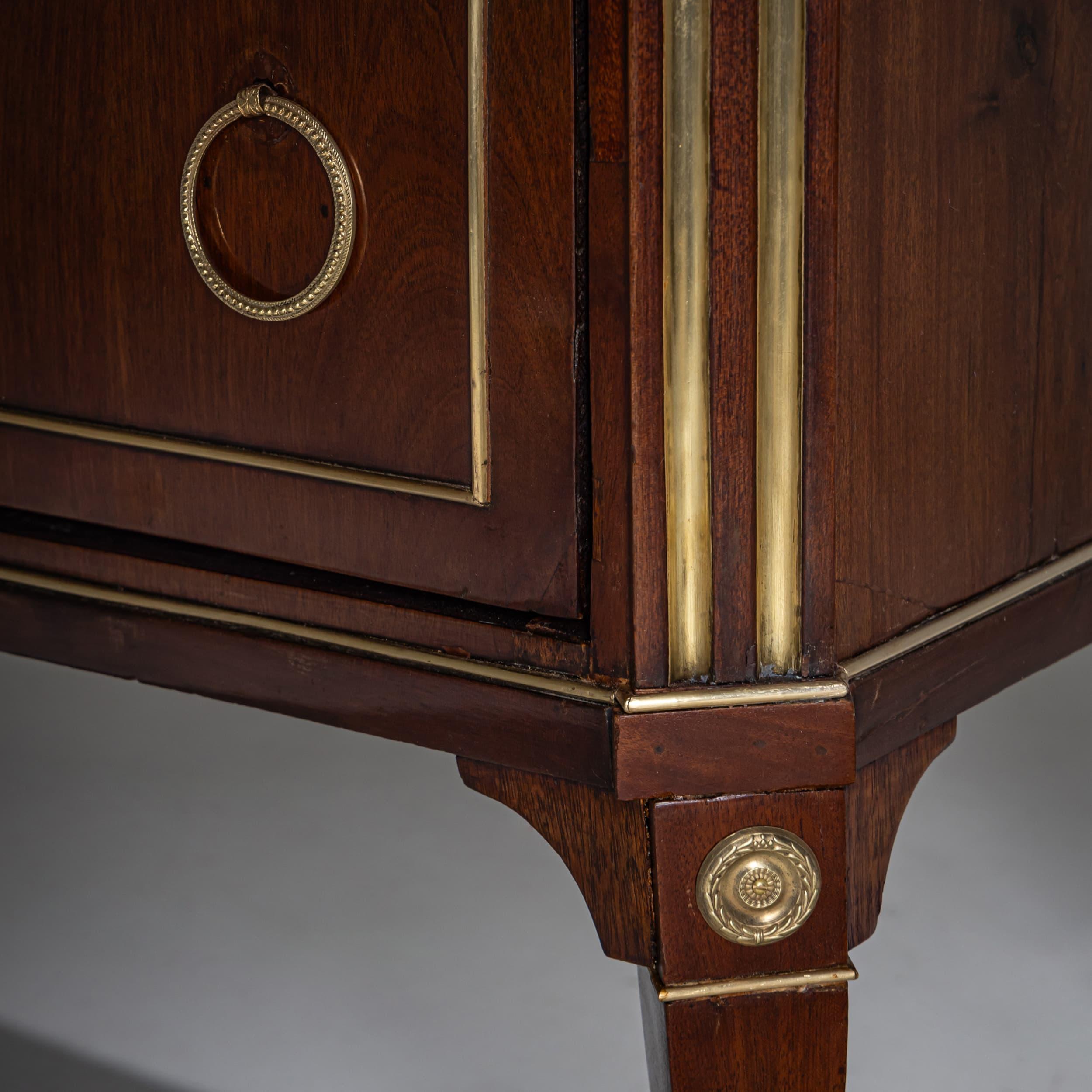 Neoclassical Commode, Late 18th Century For Sale 1