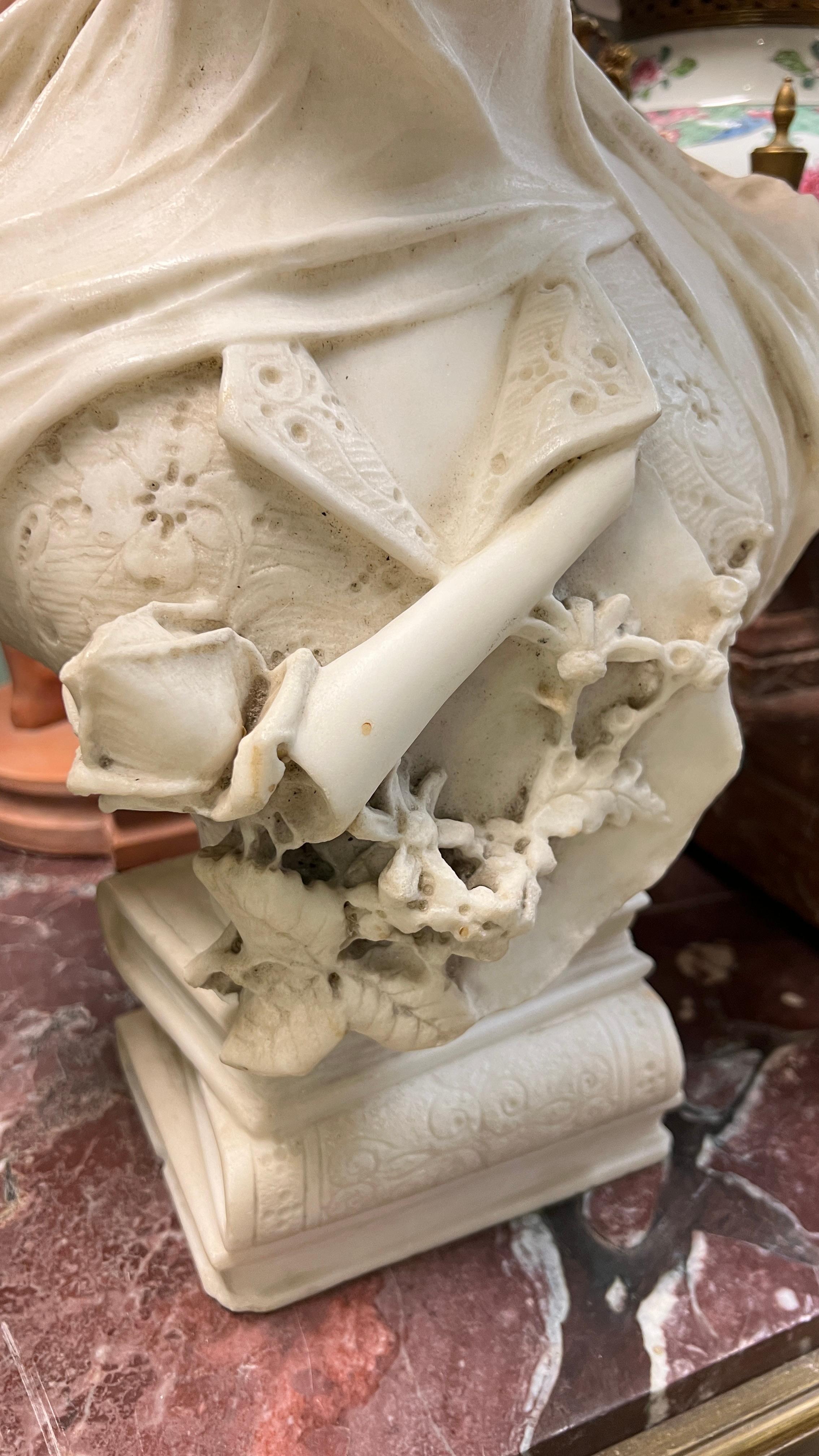 Buste de jeune fille de la Renaissance néoclassique en marbre continental 7