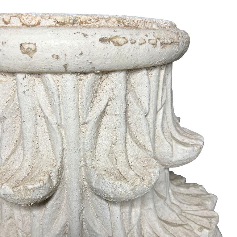 Porte-parapluie à piédestal en céramique de style néoclassique corinthien avec décorations florales en vente 4