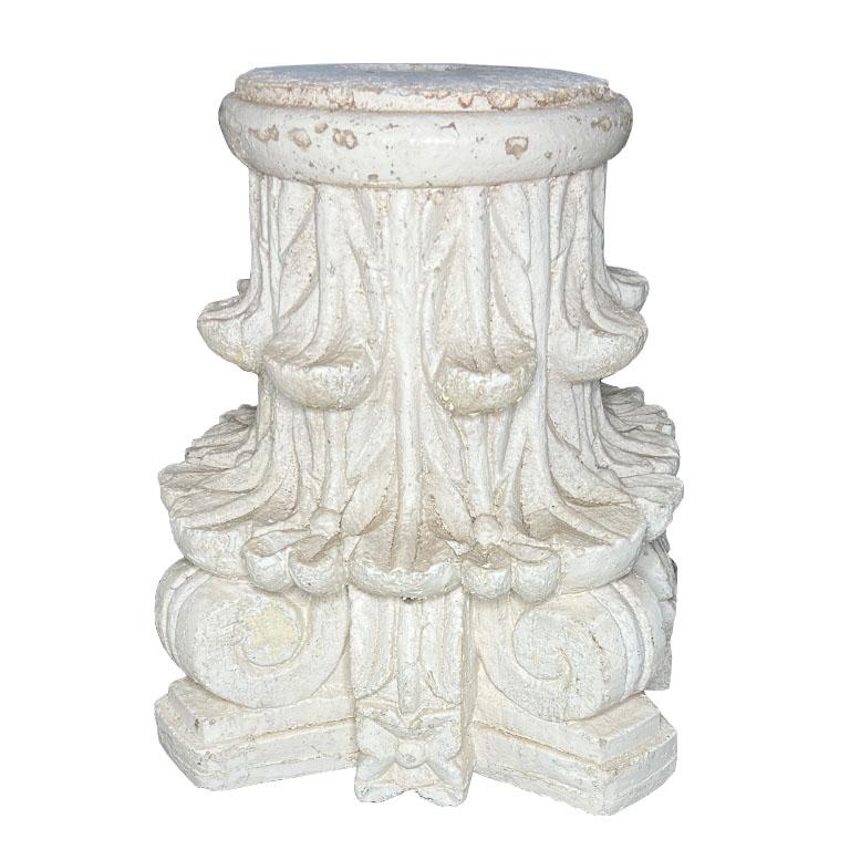 Ce piédestal exquis en béton de style néoclassique introduit une élégance intemporelle dans votre maison ou votre jardin. Elle peut être utilisée comme porte-parapluie sur une terrasse ou comme table d'appoint pour les boissons (il suffit d'ajouter
