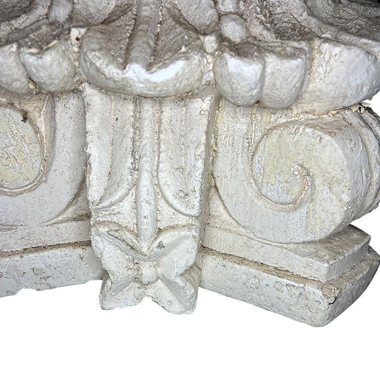 Néo-classique Porte-parapluie à piédestal en céramique de style néoclassique corinthien avec décorations florales en vente